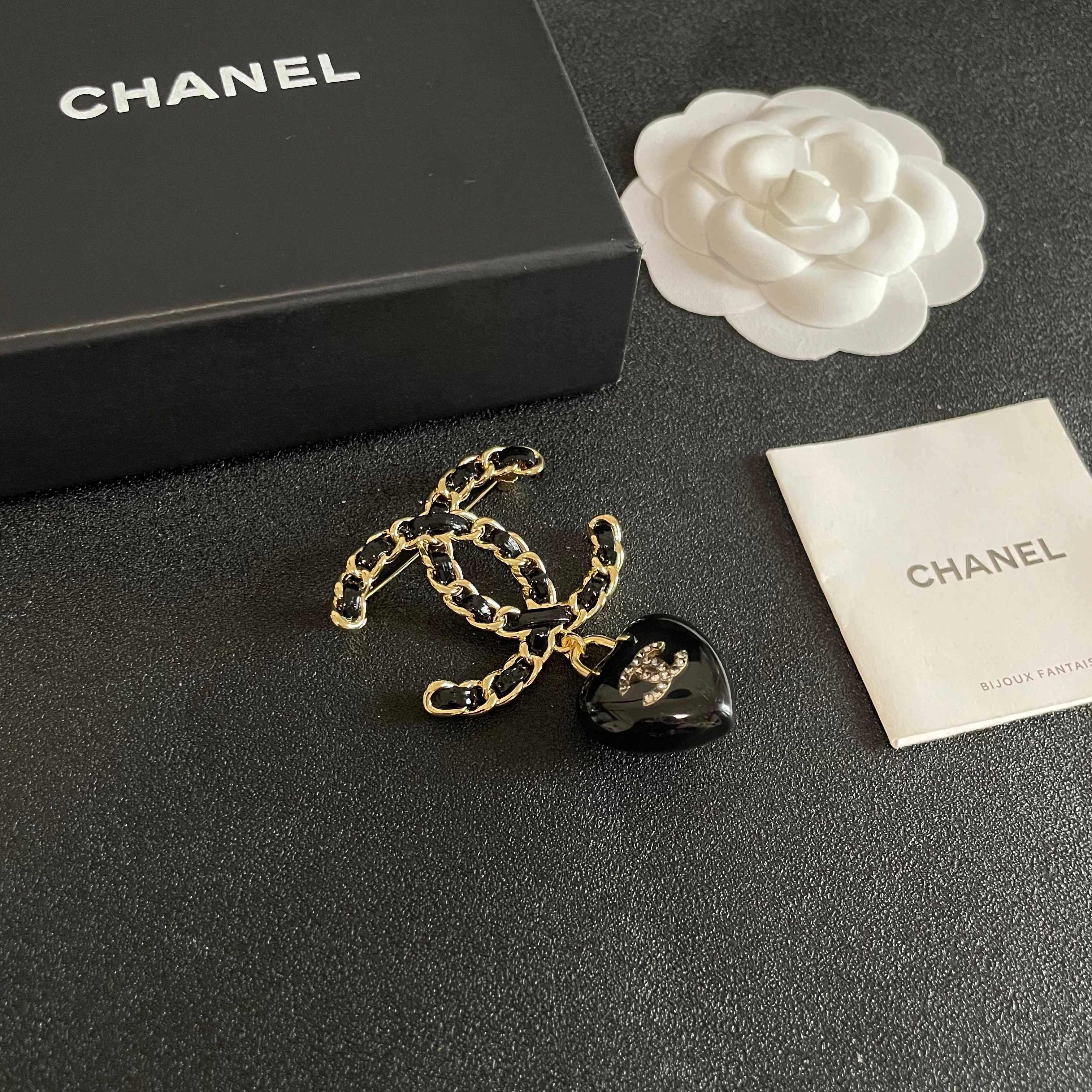  CHANEL🇫🇷小香 专柜新款同步上新香奈儿胸针，是最懂女人的饰物。那些倾注了全部心血去做自己的女人，