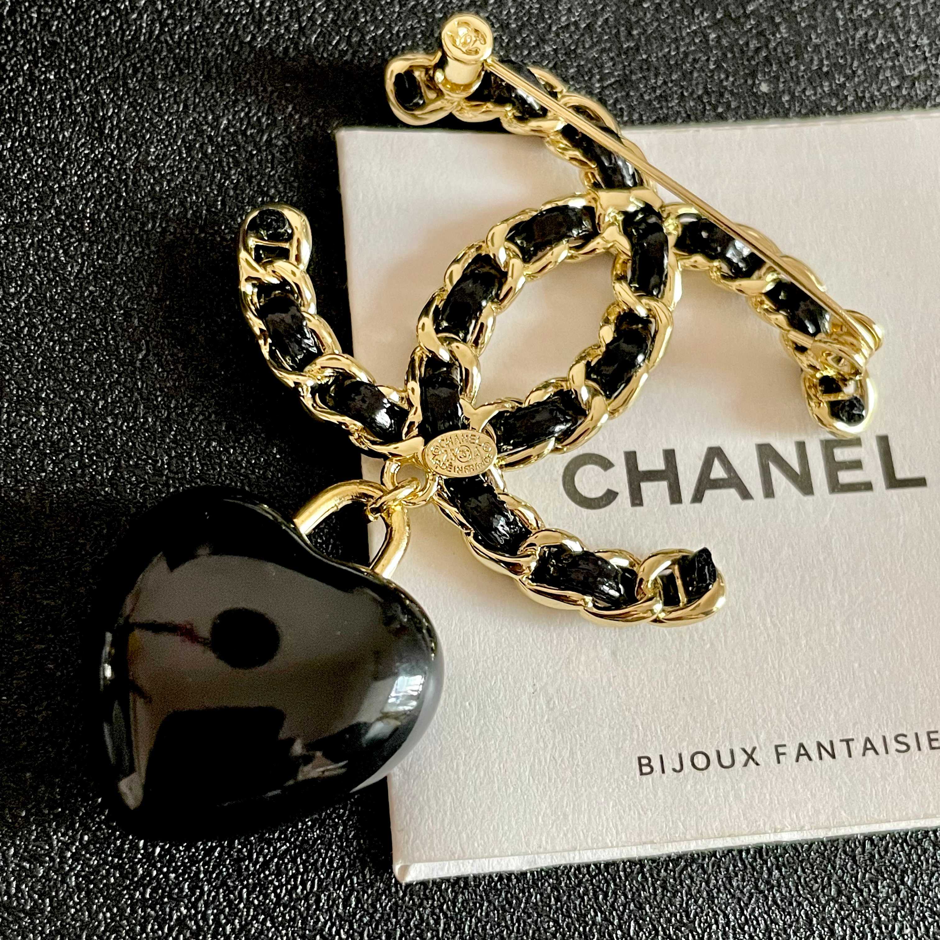  CHANEL🇫🇷小香 专柜新款同步上新香奈儿胸针，是最懂女人的饰物。那些倾注了全部心血去做自己的女人，