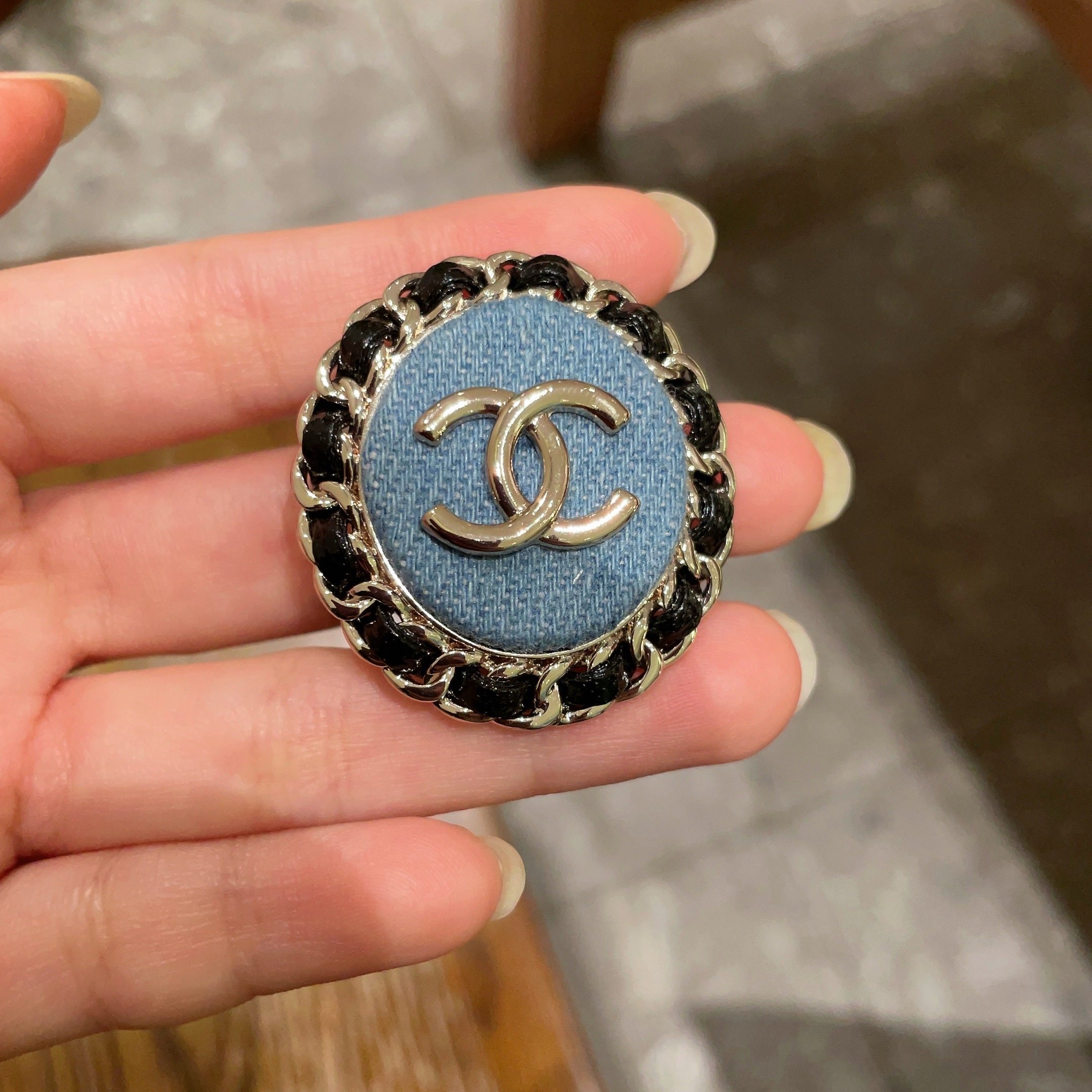  CHANEL🇫🇷小香 专柜新款同步上新香奈儿胸针，是最懂女人的饰物。那些倾注了全部心血去做自己的女人，