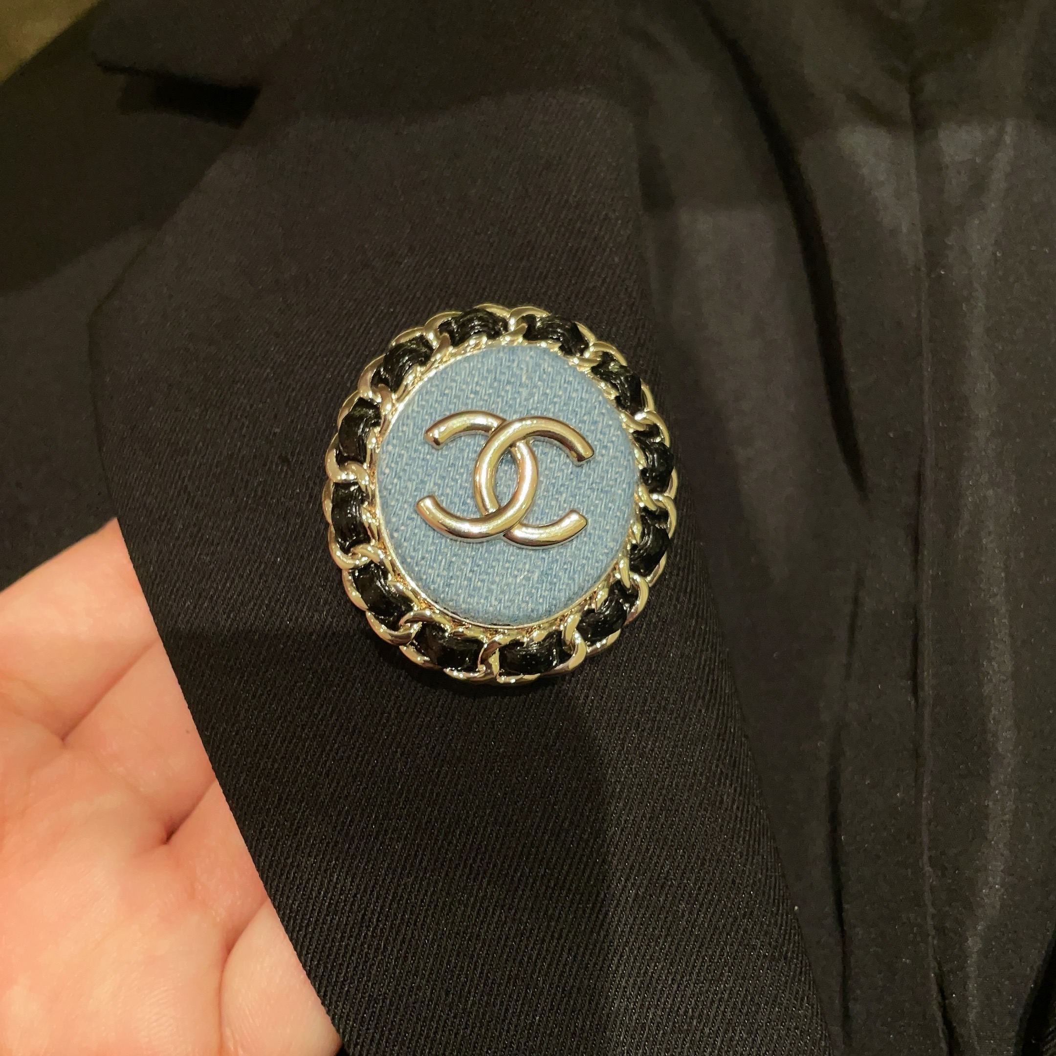  CHANEL🇫🇷小香 专柜新款同步上新香奈儿胸针，是最懂女人的饰物。那些倾注了全部心血去做自己的女人，