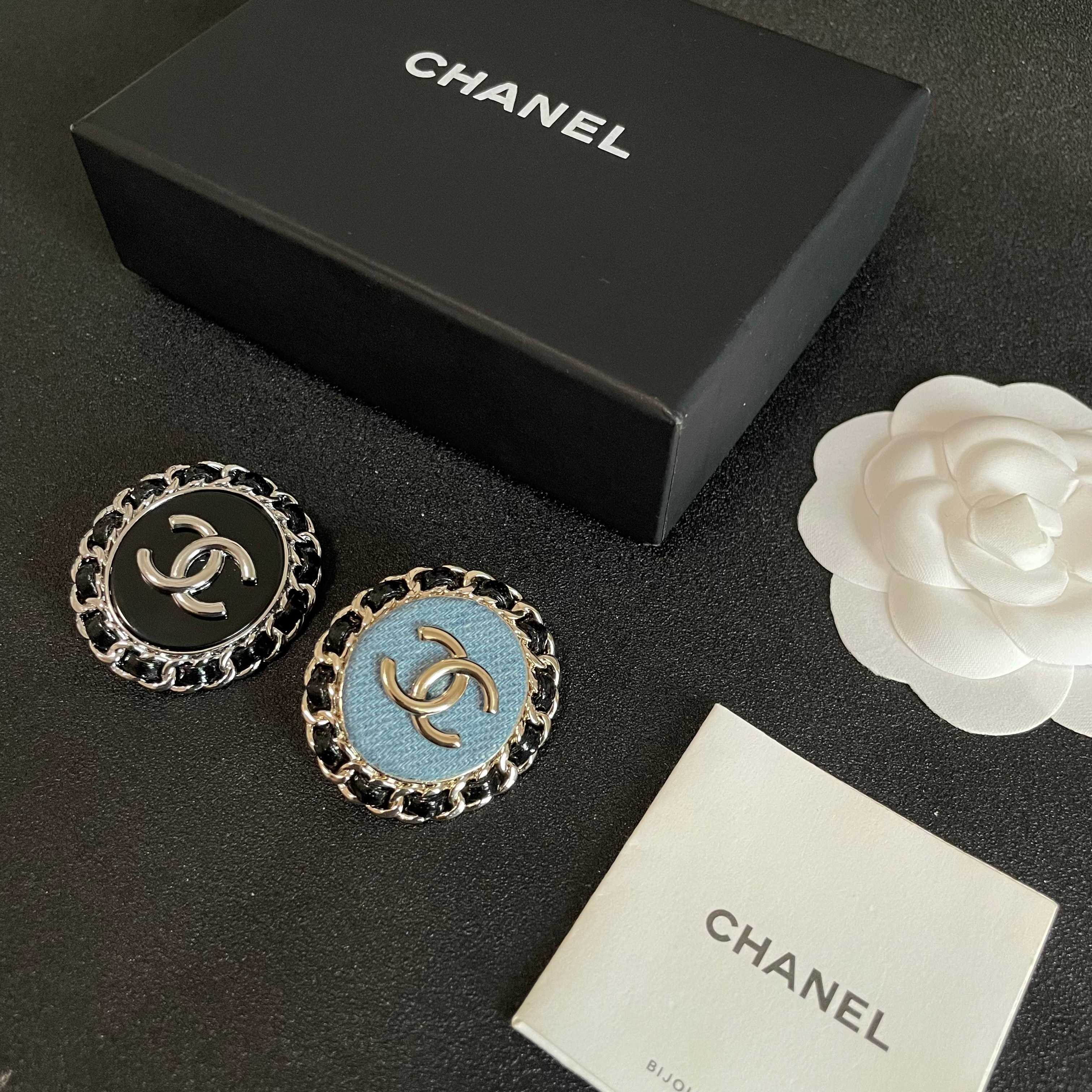  CHANEL🇫🇷小香 专柜新款同步上新香奈儿胸针，是最懂女人的饰物。那些倾注了全部心血去做自己的女人，