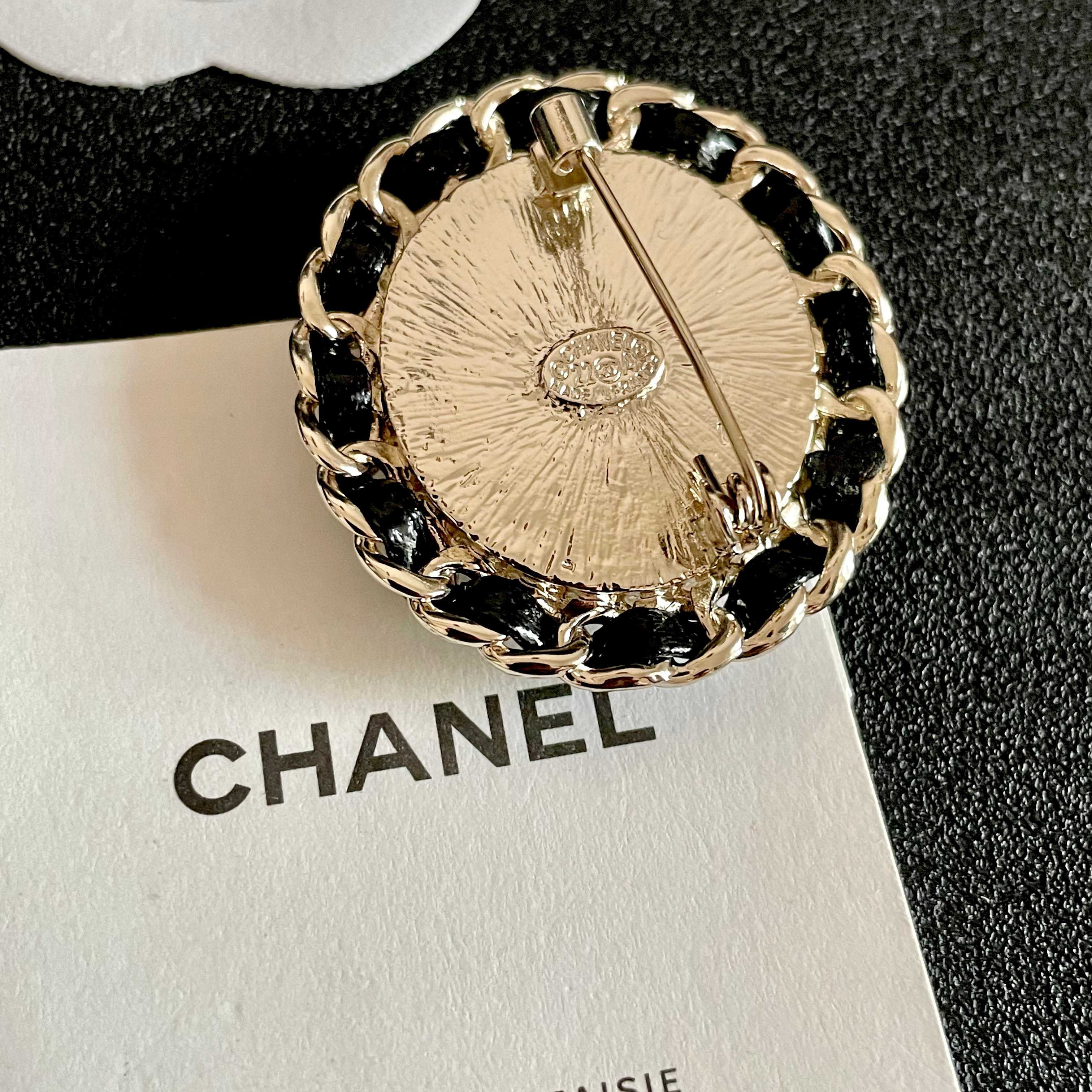  CHANEL🇫🇷小香 专柜新款同步上新香奈儿胸针，是最懂女人的饰物。那些倾注了全部心血去做自己的女人，