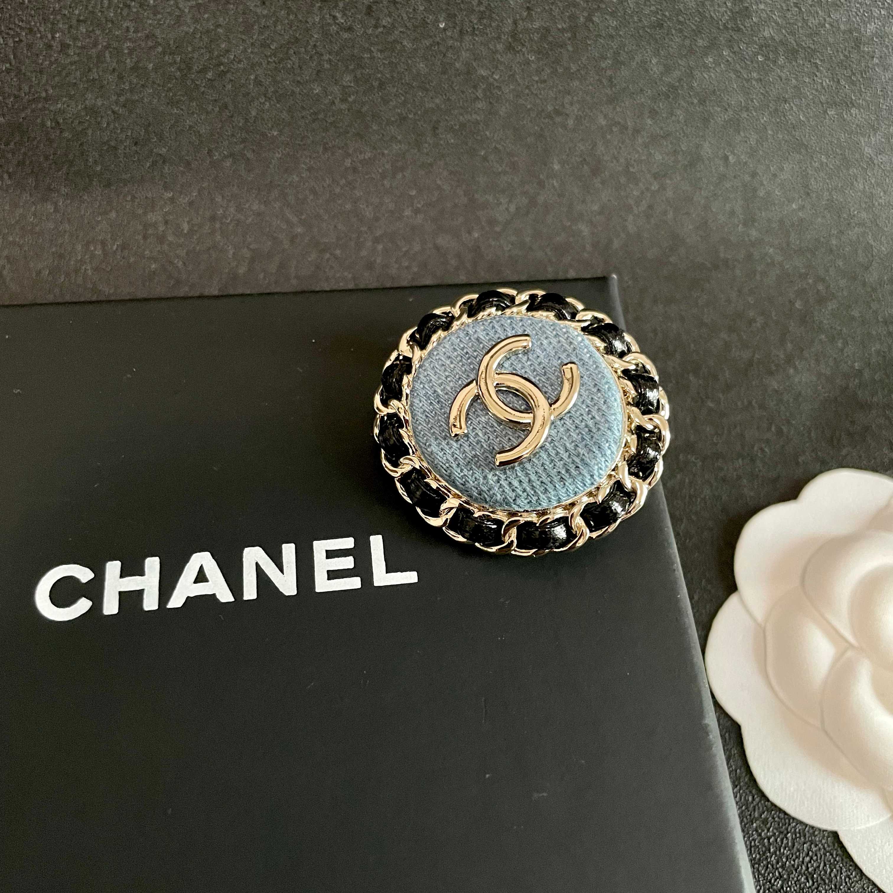  CHANEL🇫🇷小香 专柜新款同步上新香奈儿胸针，是最懂女人的饰物。那些倾注了全部心血去做自己的女人，