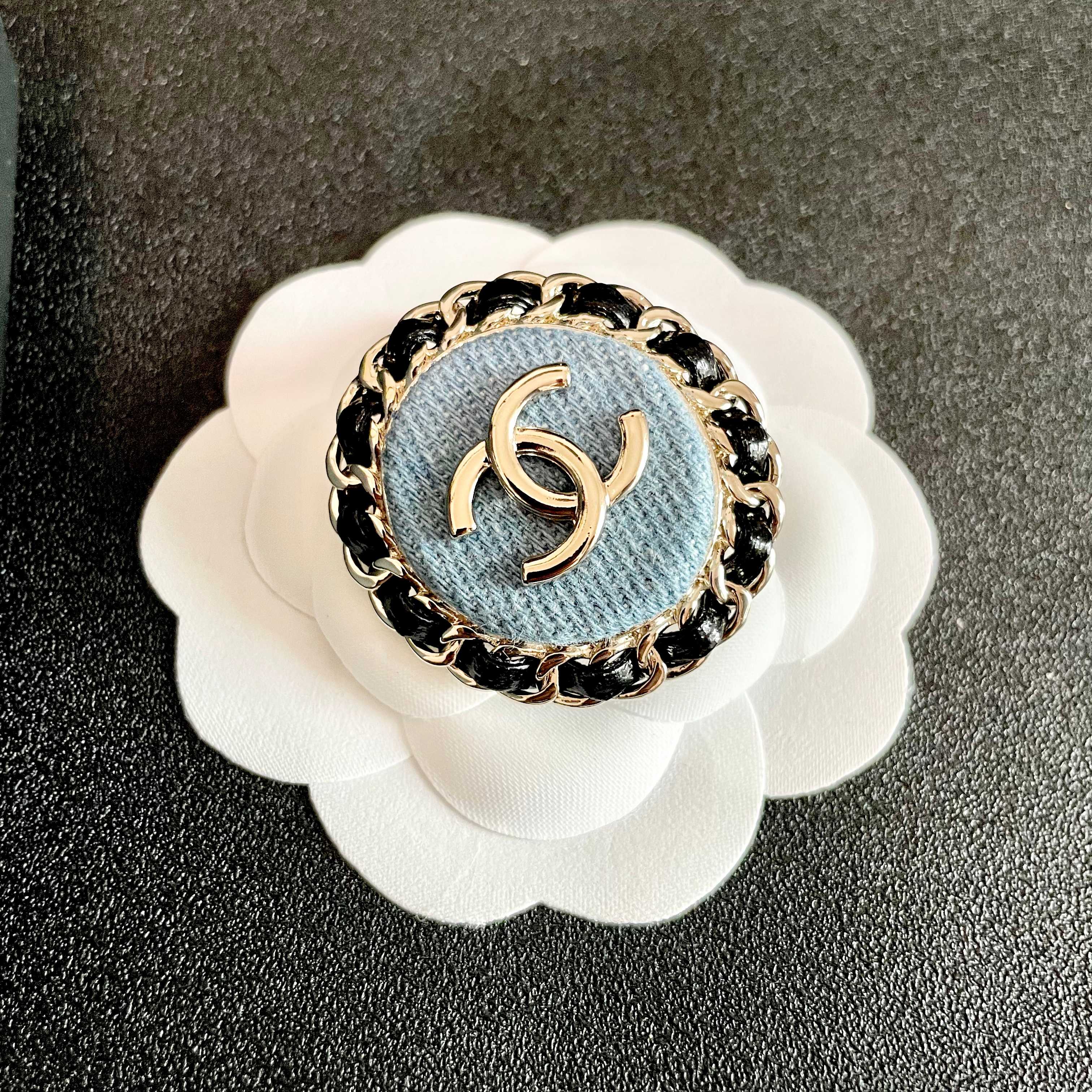 CHANEL🇫🇷小香 专柜新款同步上新香奈儿胸针，是最懂女人的饰物。那些倾注了全部心血去做自己的女人，