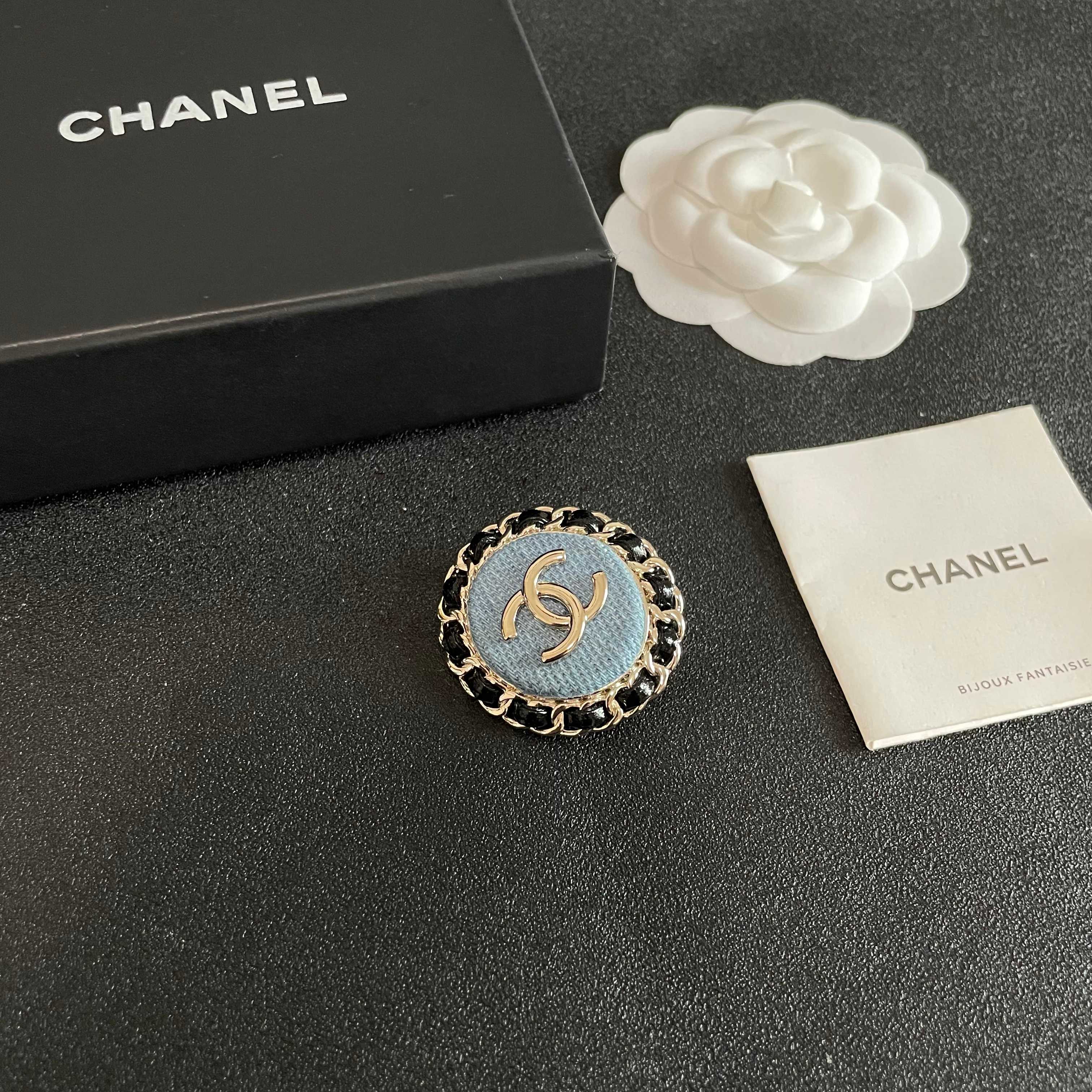  CHANEL🇫🇷小香 专柜新款同步上新香奈儿胸针，是最懂女人的饰物。那些倾注了全部心血去做自己的女人，