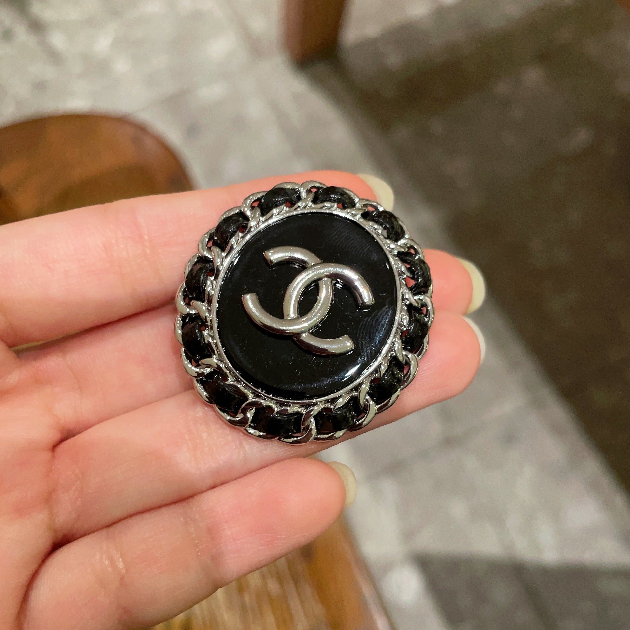  CHANEL🇫🇷小香 专柜新款同步上新香奈儿胸针，是最懂女人的饰物。那些倾注了全部心血去做自己的女人，