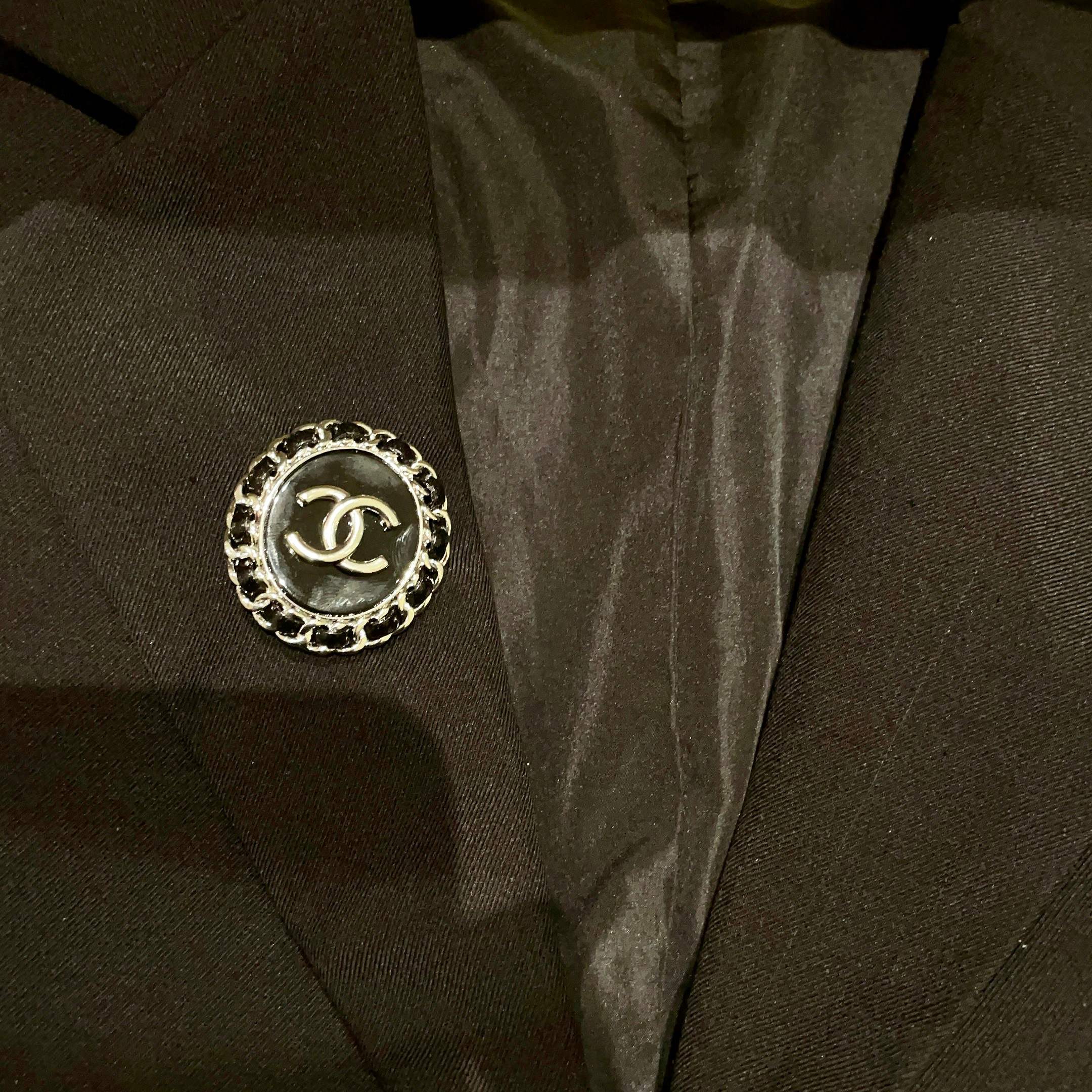  CHANEL🇫🇷小香 专柜新款同步上新香奈儿胸针，是最懂女人的饰物。那些倾注了全部心血去做自己的女人，