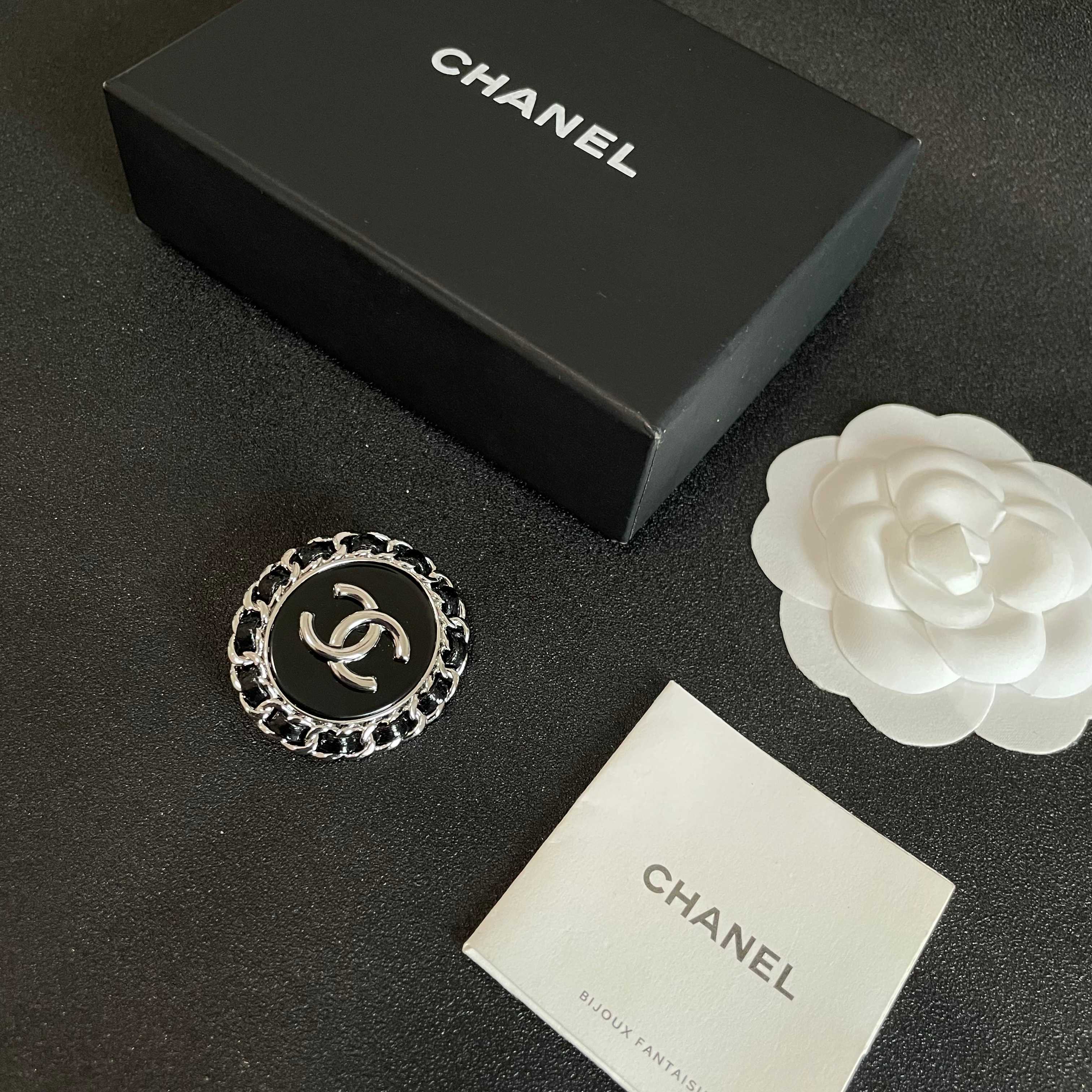 CHANEL🇫🇷小香 专柜新款同步上新香奈儿胸针，是最懂女人的饰物。那些倾注了全部心血去做自己的女人，