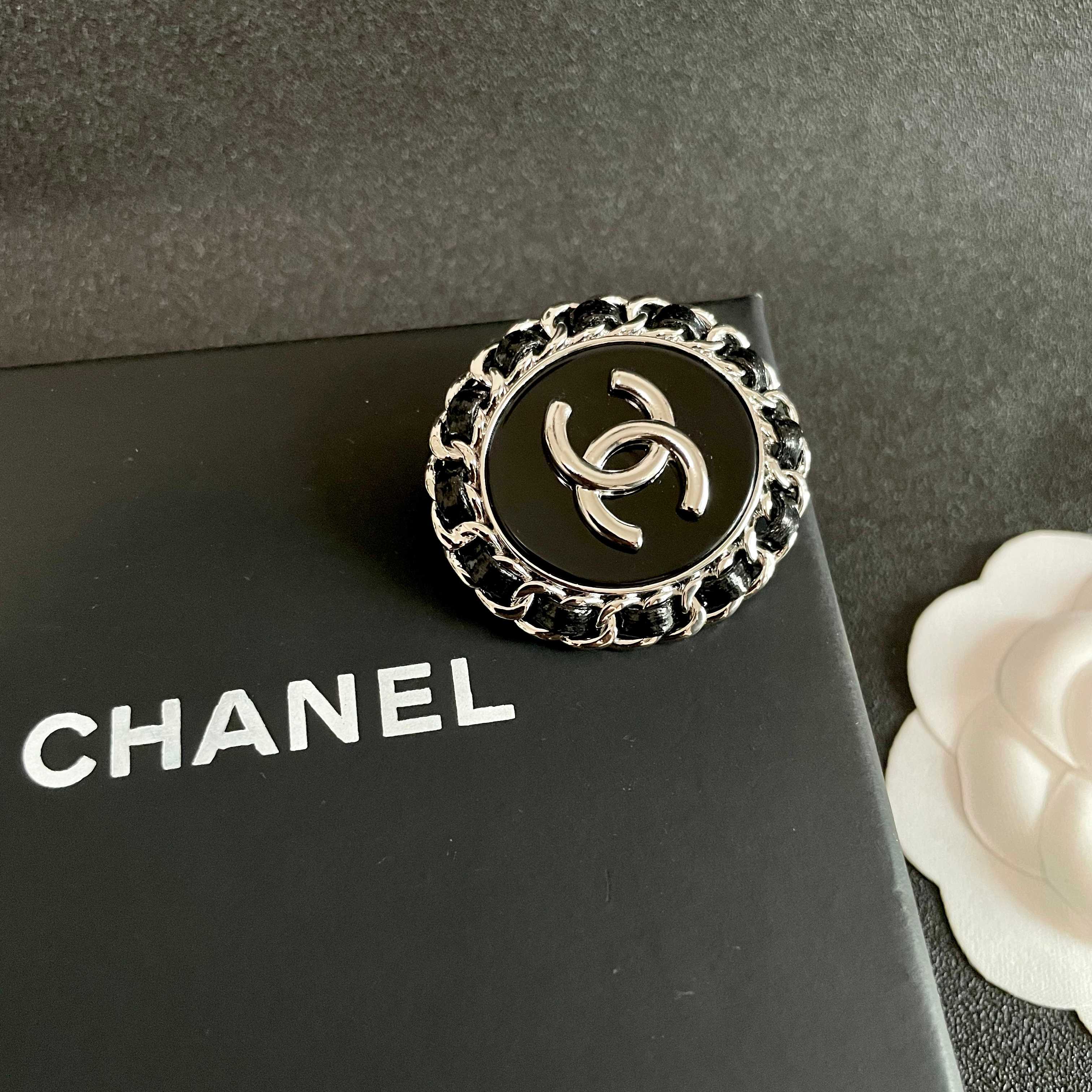  CHANEL🇫🇷小香 专柜新款同步上新香奈儿胸针，是最懂女人的饰物。那些倾注了全部心血去做自己的女人，
