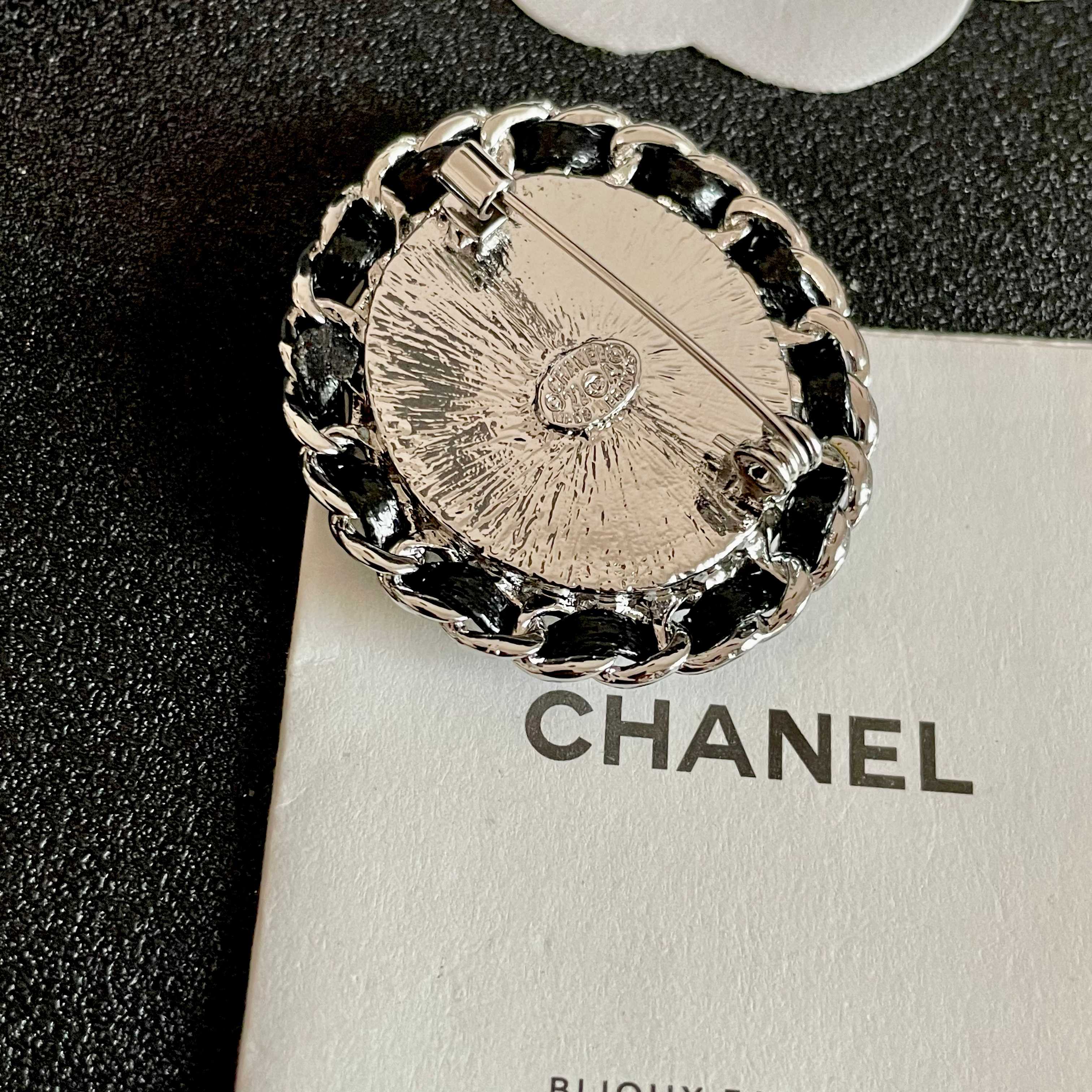  CHANEL🇫🇷小香 专柜新款同步上新香奈儿胸针，是最懂女人的饰物。那些倾注了全部心血去做自己的女人，