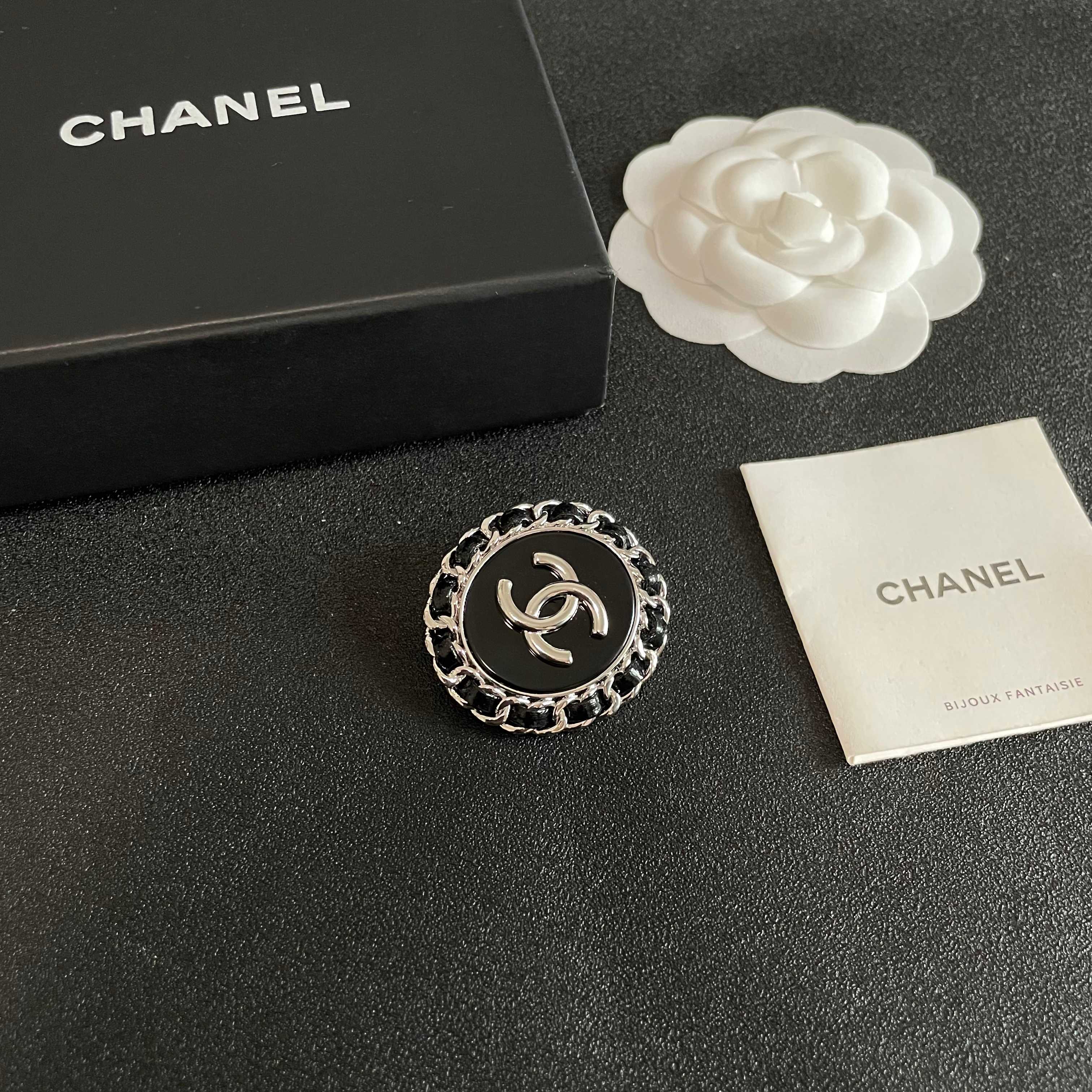  CHANEL🇫🇷小香 专柜新款同步上新香奈儿胸针，是最懂女人的饰物。那些倾注了全部心血去做自己的女人，