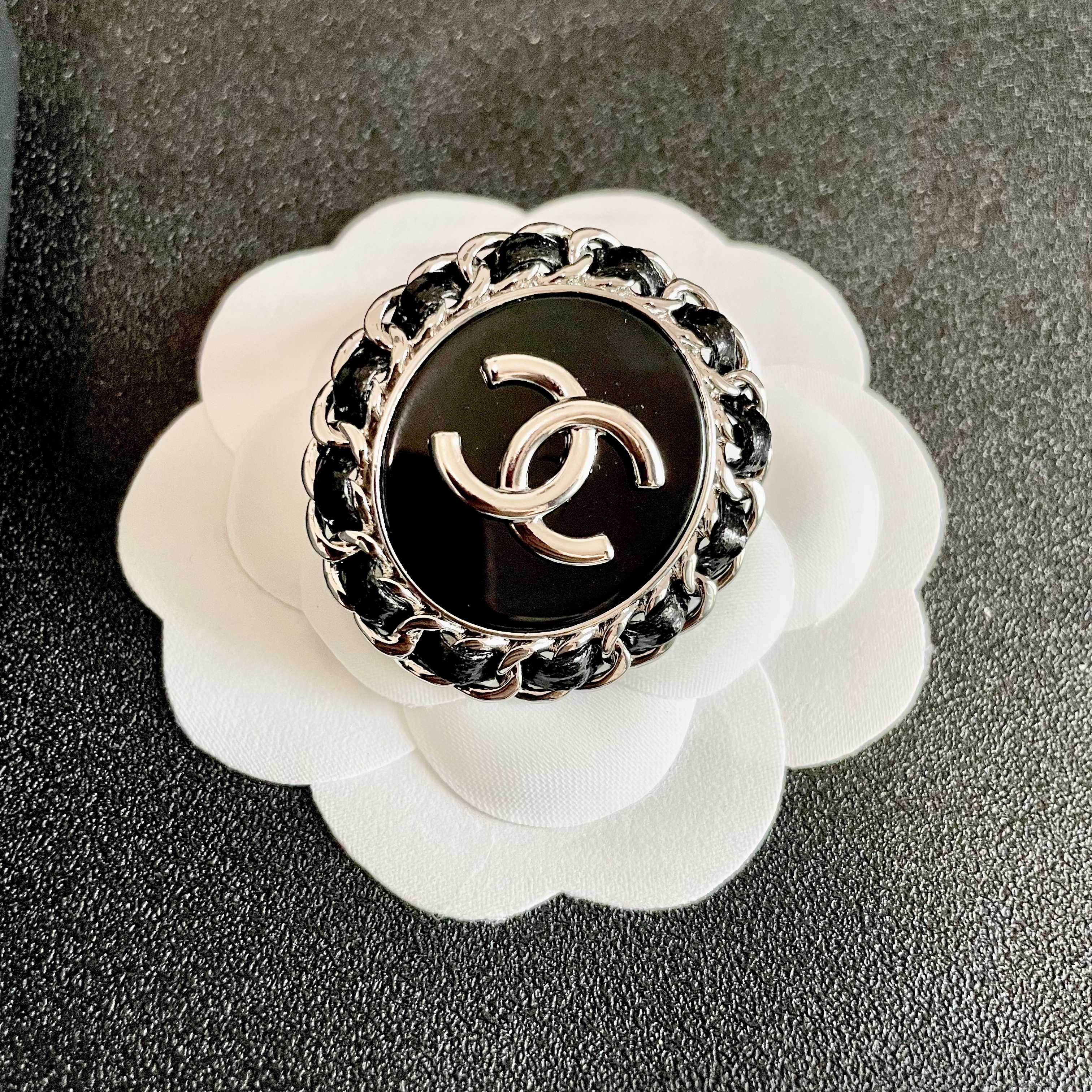  CHANEL🇫🇷小香 专柜新款同步上新香奈儿胸针，是最懂女人的饰物。那些倾注了全部心血去做自己的女人，