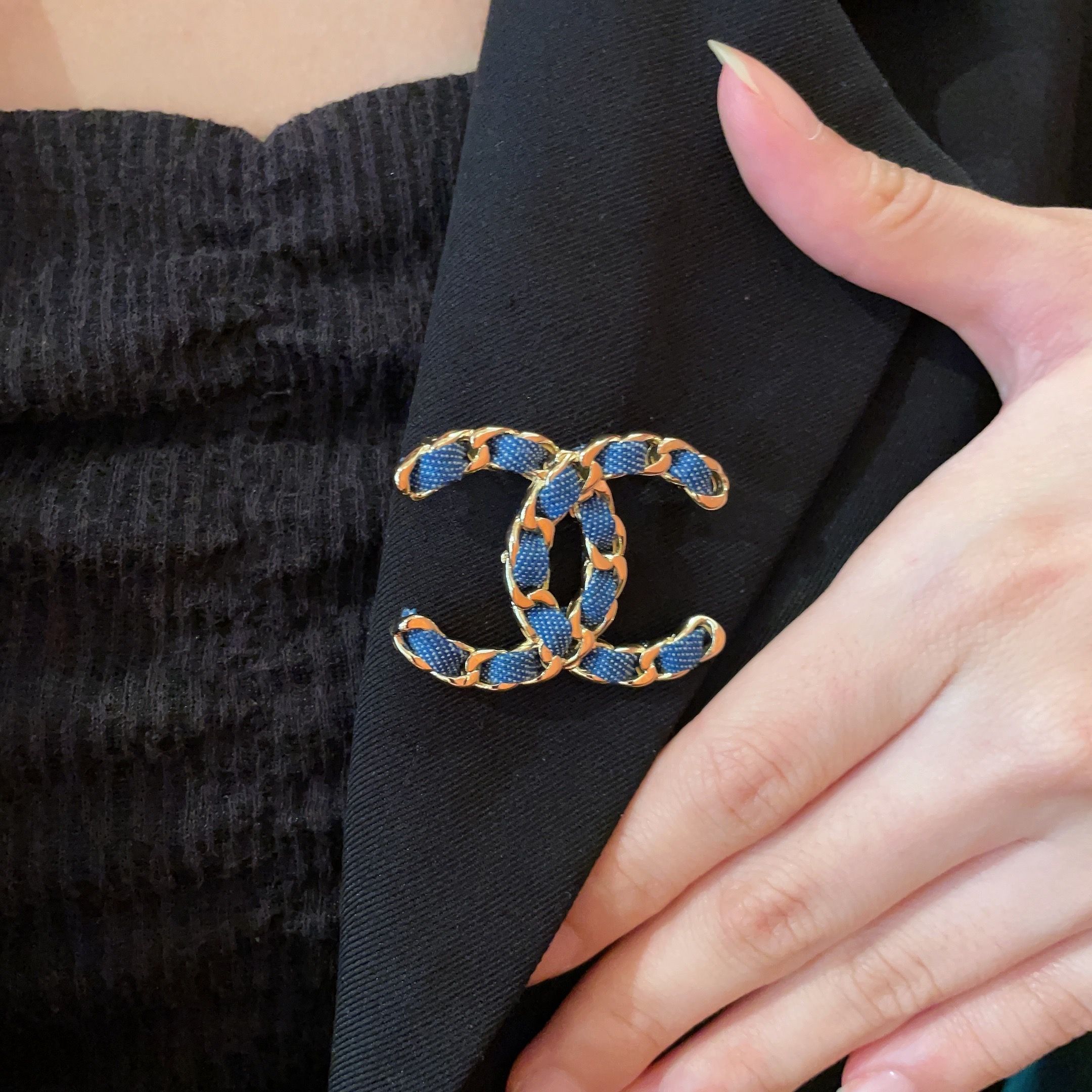  CHANEL🇫🇷小香 专柜新款同步上新香奈儿胸针，是最懂女人的饰物。那些倾注了全部心血去做自己的女人，