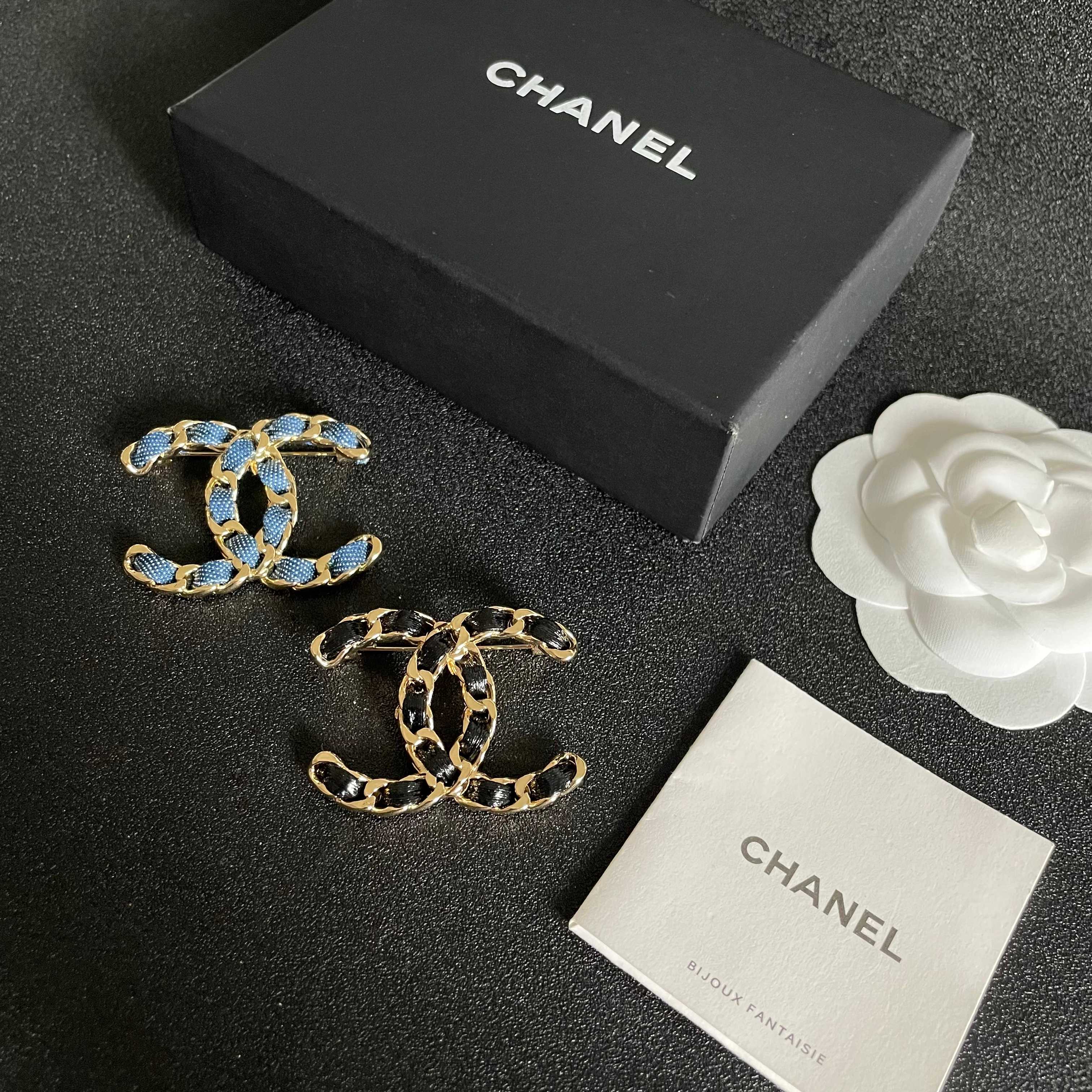  CHANEL🇫🇷小香 专柜新款同步上新香奈儿胸针，是最懂女人的饰物。那些倾注了全部心血去做自己的女人，