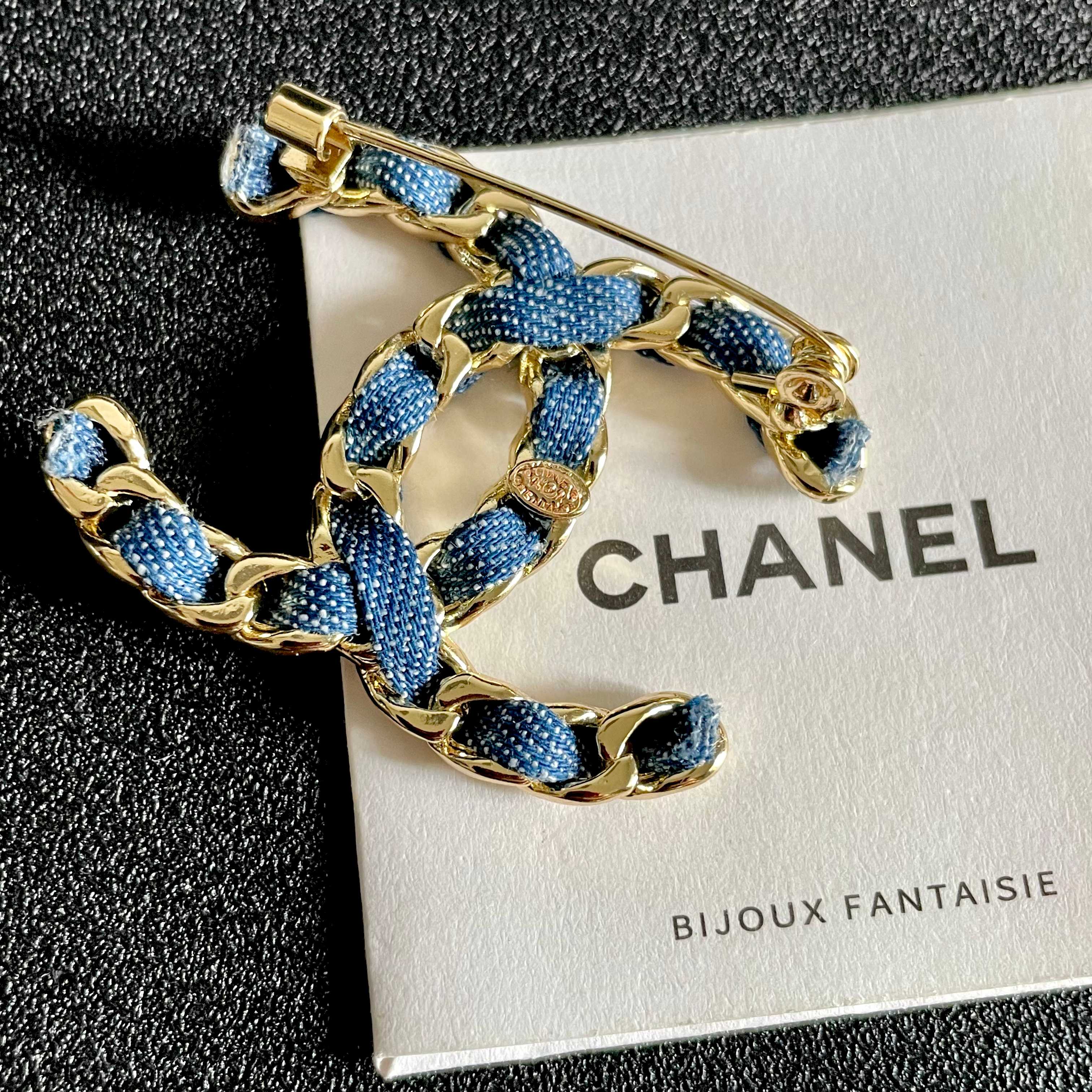  CHANEL🇫🇷小香 专柜新款同步上新香奈儿胸针，是最懂女人的饰物。那些倾注了全部心血去做自己的女人，
