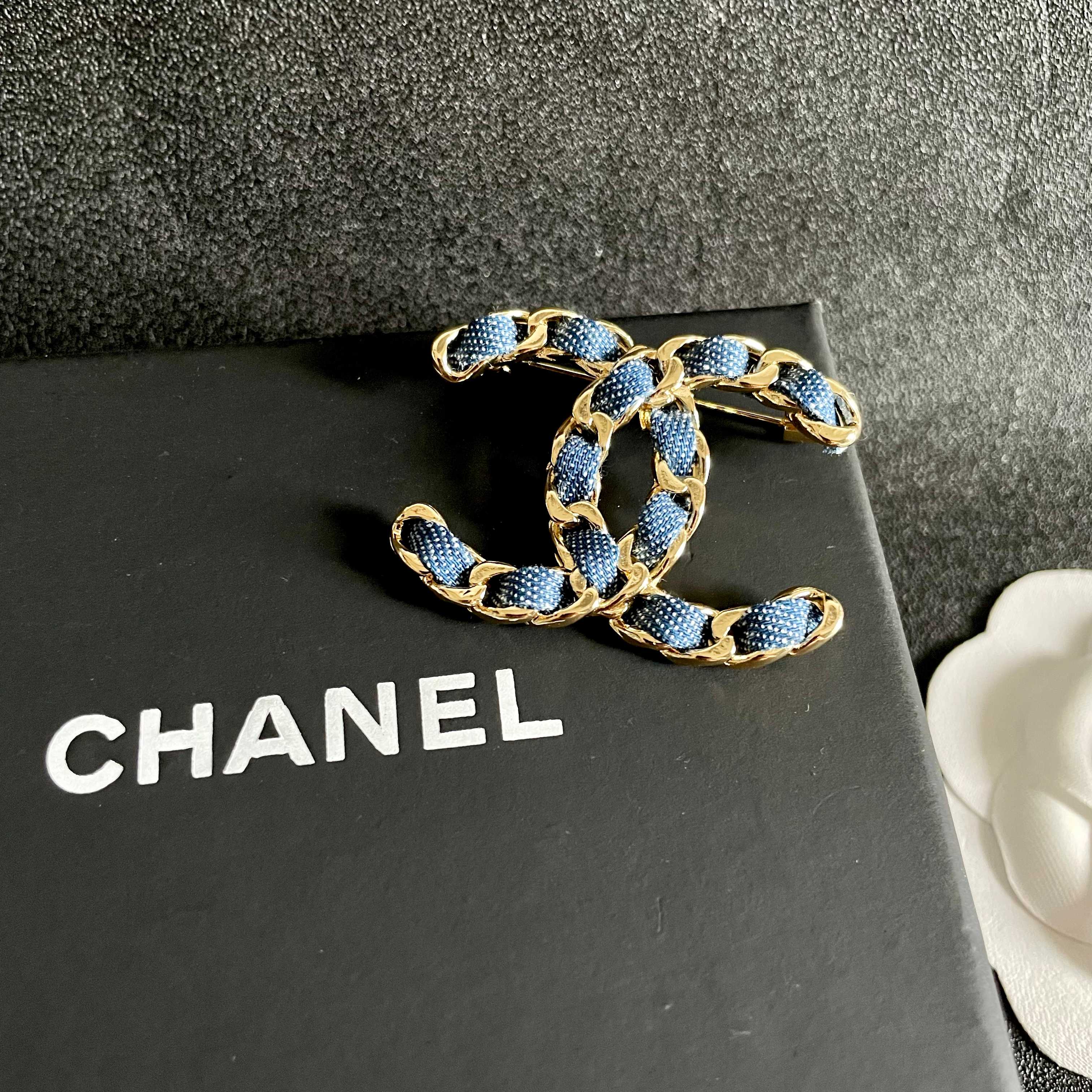  CHANEL🇫🇷小香 专柜新款同步上新香奈儿胸针，是最懂女人的饰物。那些倾注了全部心血去做自己的女人，