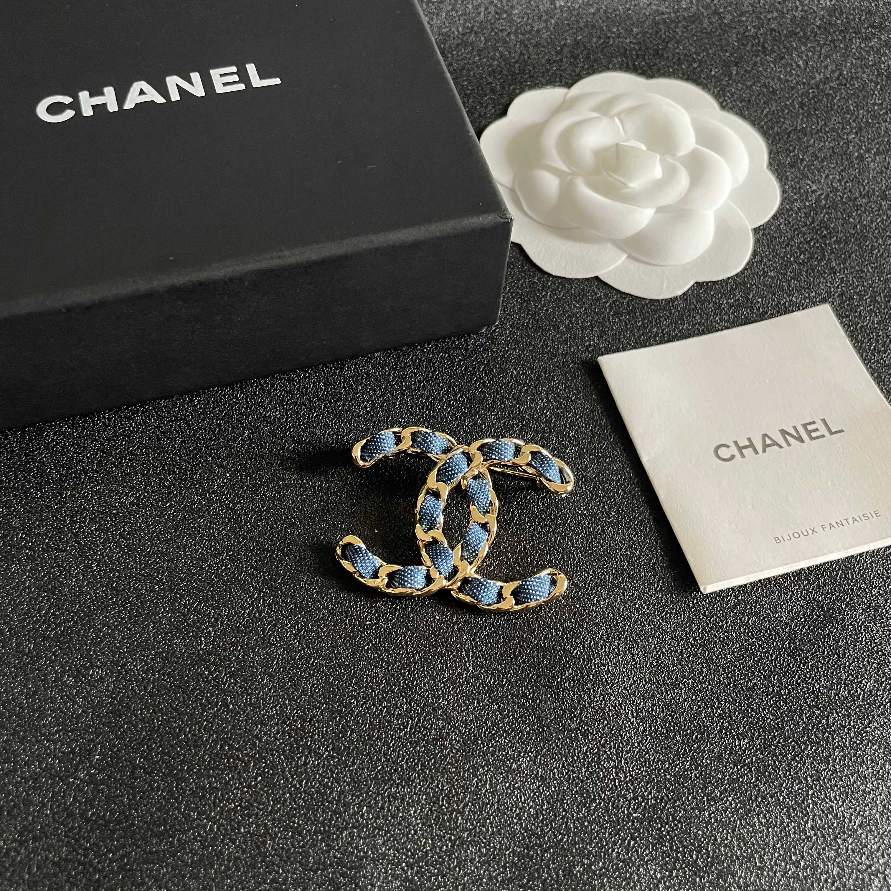  CHANEL🇫🇷小香 专柜新款同步上新香奈儿胸针，是最懂女人的饰物。那些倾注了全部心血去做自己的女人，