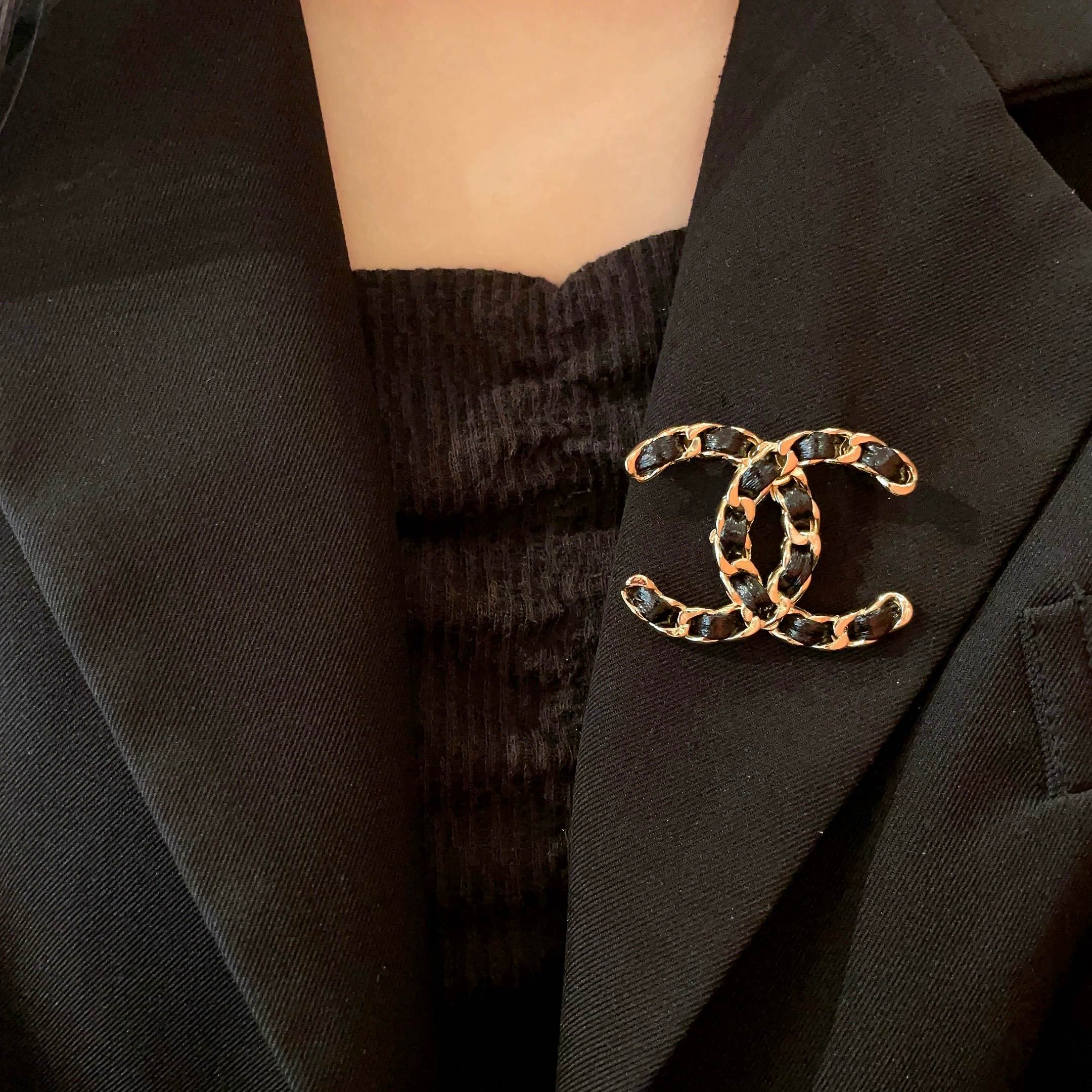  CHANEL🇫🇷小香 专柜新款同步上新香奈儿胸针，是最懂女人的饰物。那些倾注了全部心血去做自己的女人，