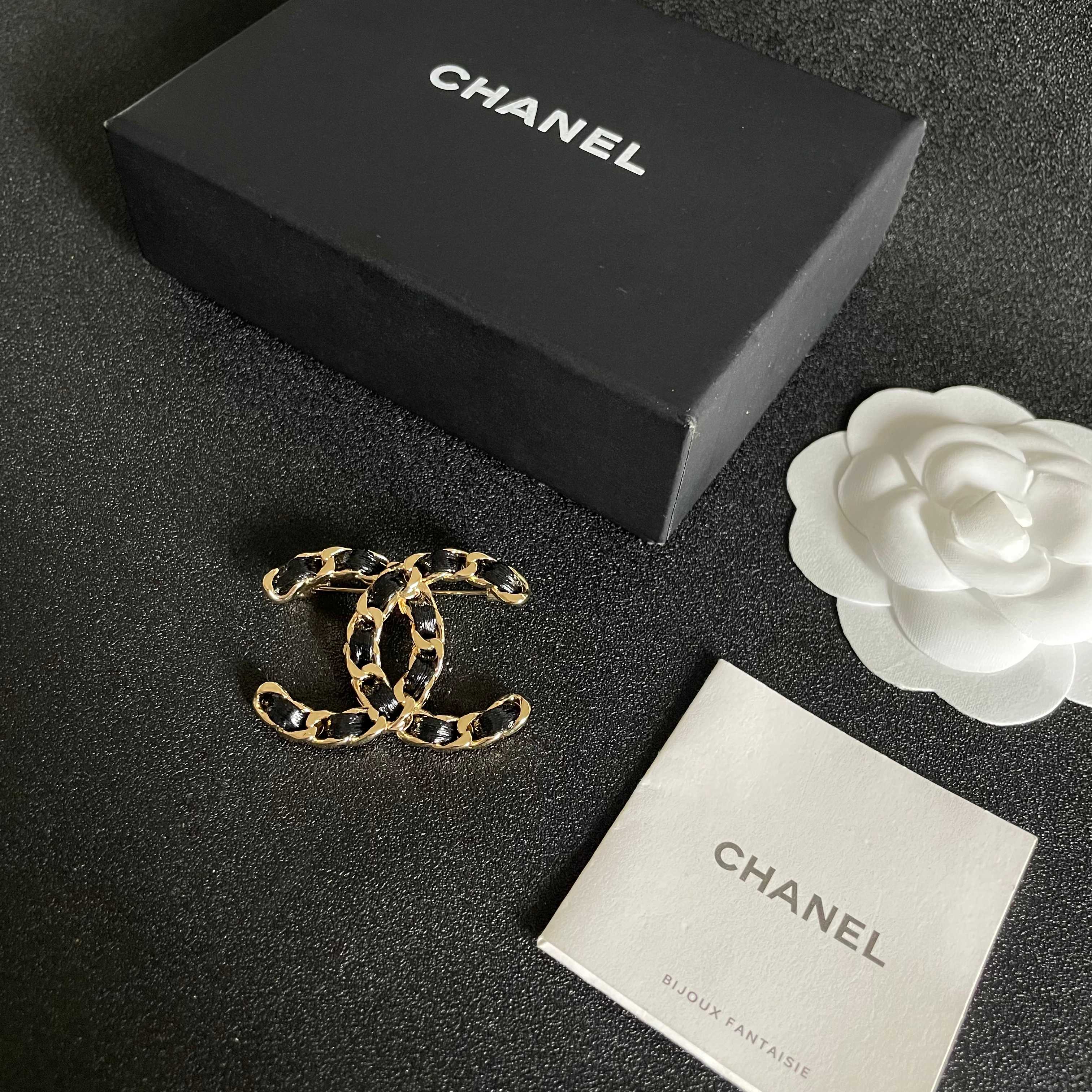  CHANEL🇫🇷小香 专柜新款同步上新香奈儿胸针，是最懂女人的饰物。那些倾注了全部心血去做自己的女人，