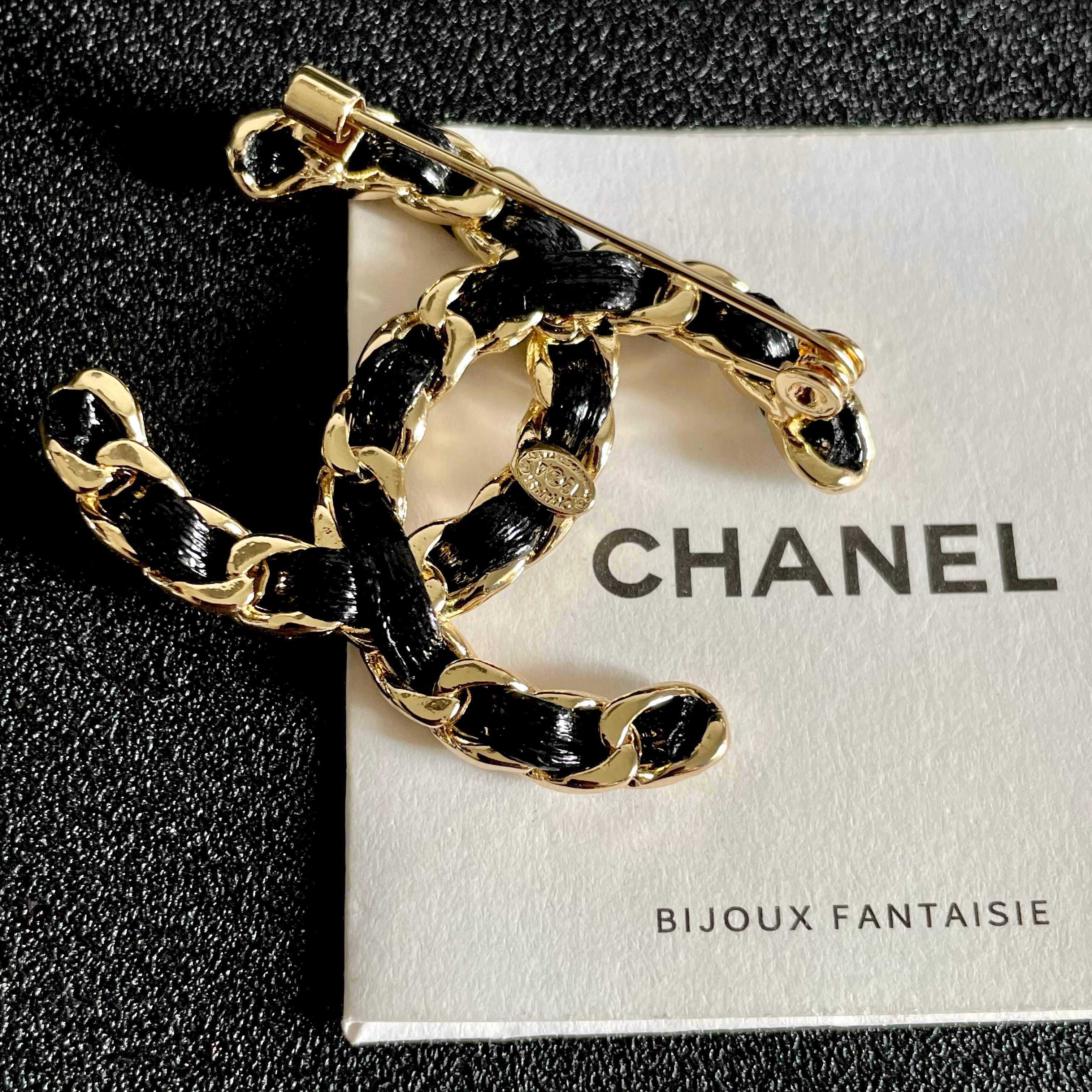  CHANEL🇫🇷小香 专柜新款同步上新香奈儿胸针，是最懂女人的饰物。那些倾注了全部心血去做自己的女人，