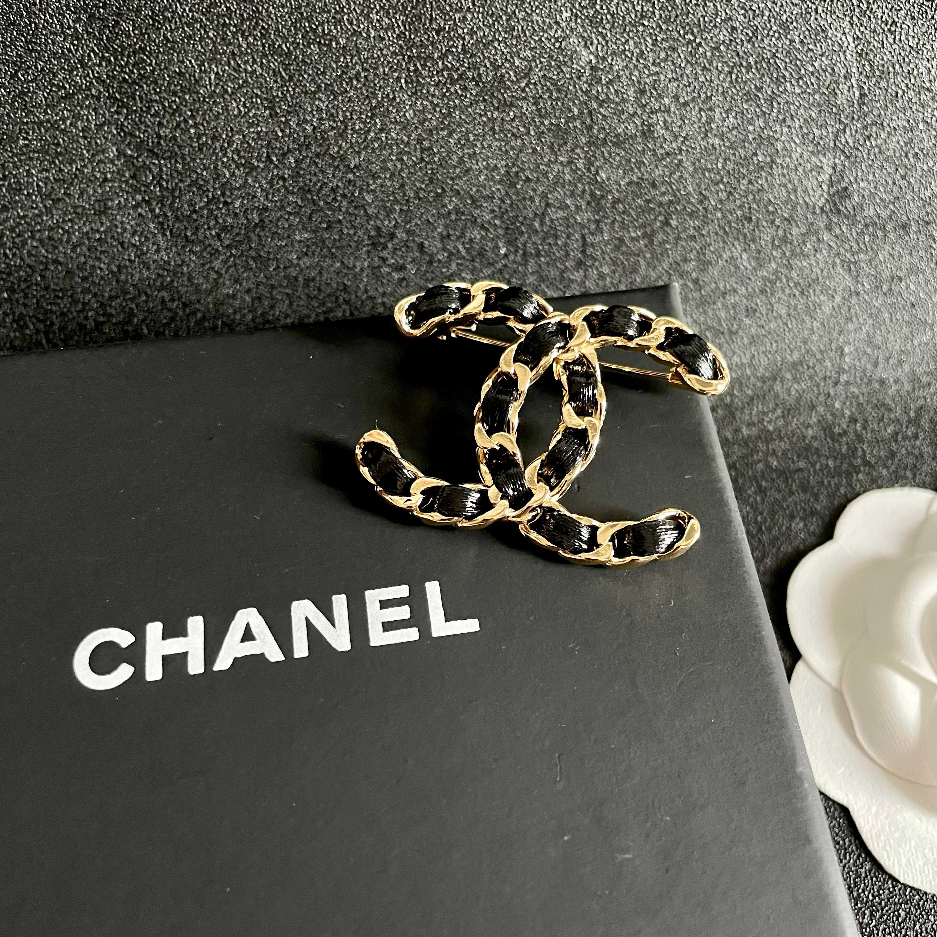  CHANEL🇫🇷小香 专柜新款同步上新香奈儿胸针，是最懂女人的饰物。那些倾注了全部心血去做自己的女人，