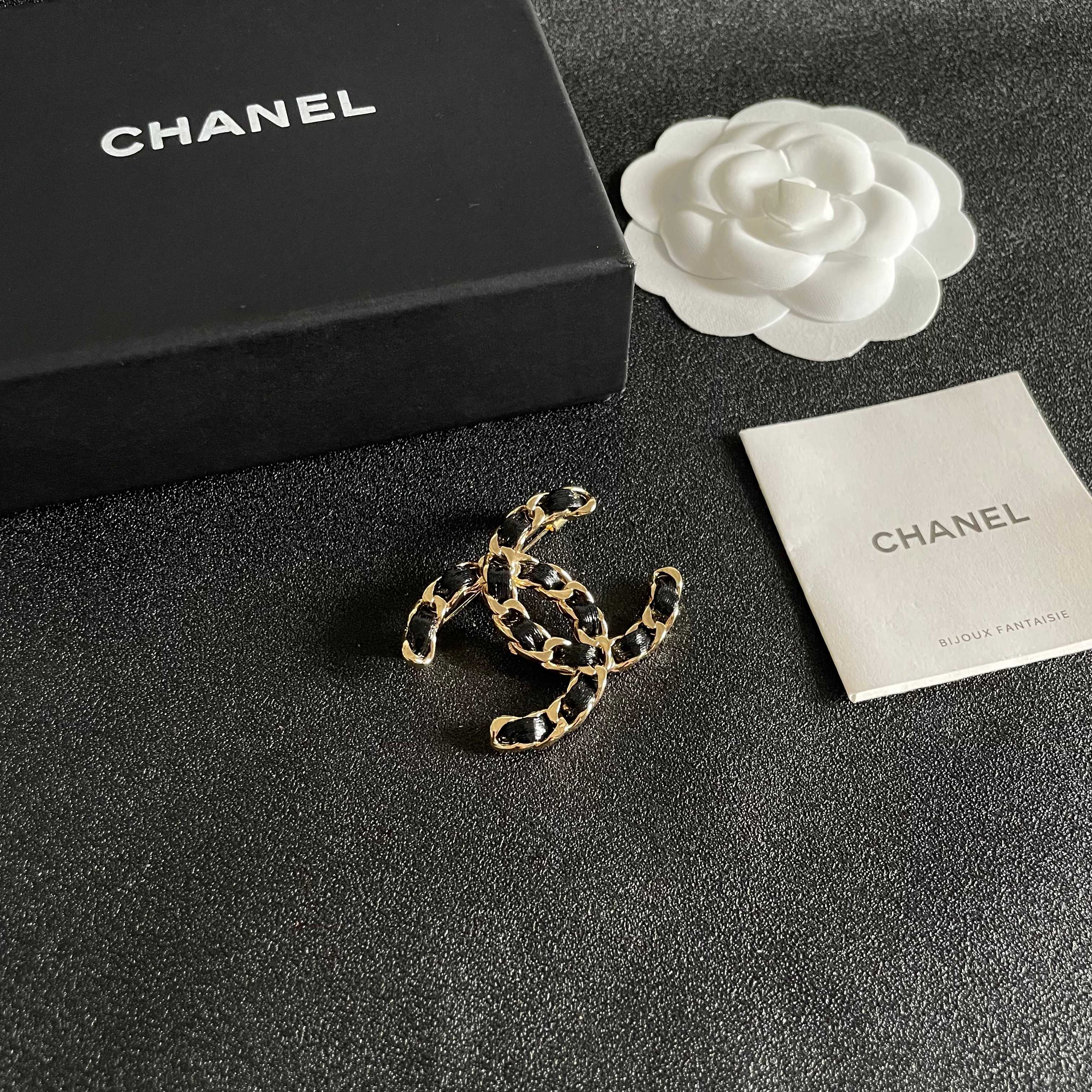  CHANEL🇫🇷小香 专柜新款同步上新香奈儿胸针，是最懂女人的饰物。那些倾注了全部心血去做自己的女人，