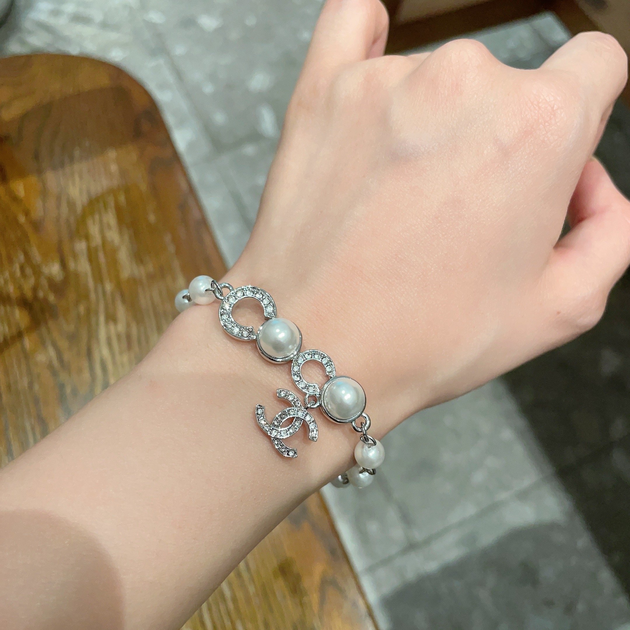  Chanel香奈儿 中古 手链👀小香家的款式真心无需多介绍😘🎶每一款都超好看，精致大方，非常显气质.