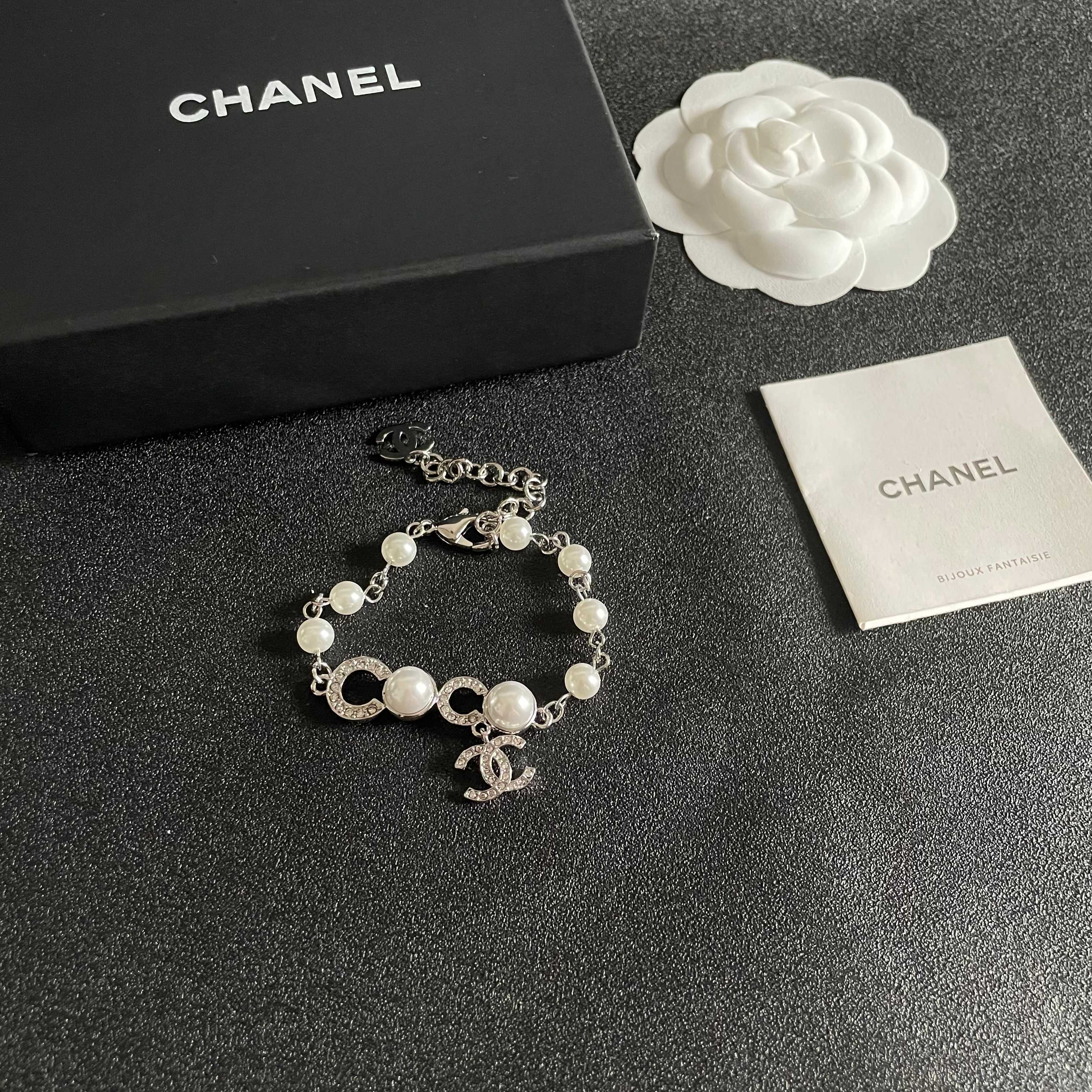  Chanel香奈儿 中古 手链👀小香家的款式真心无需多介绍😘🎶每一款都超好看，精致大方，非常显气质.