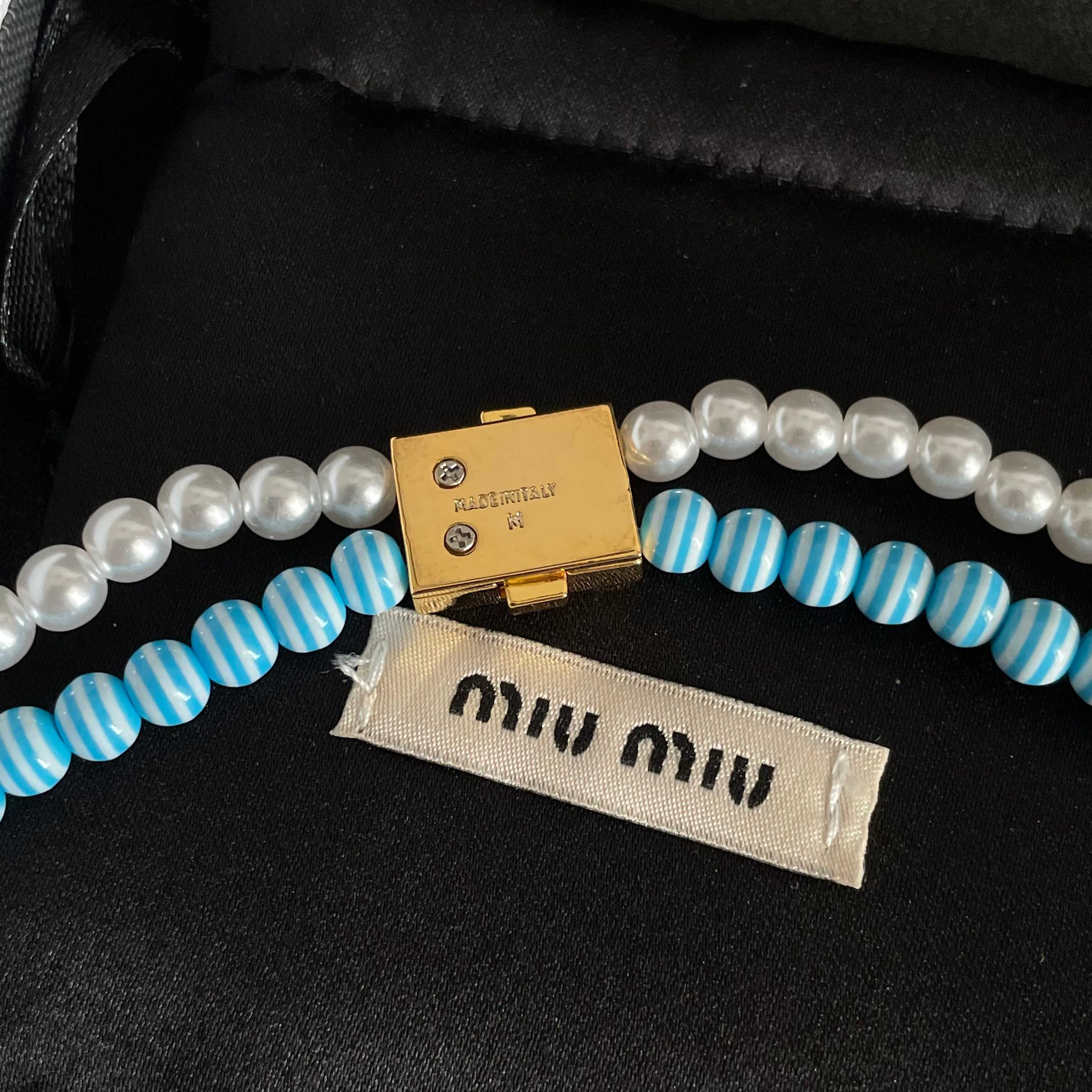 👑miumiu缪缪 🆕 字母项链🔸小红书时尚达人都有种草哦 显脸型 原版材质 很简约 日常配搭很不错滴 