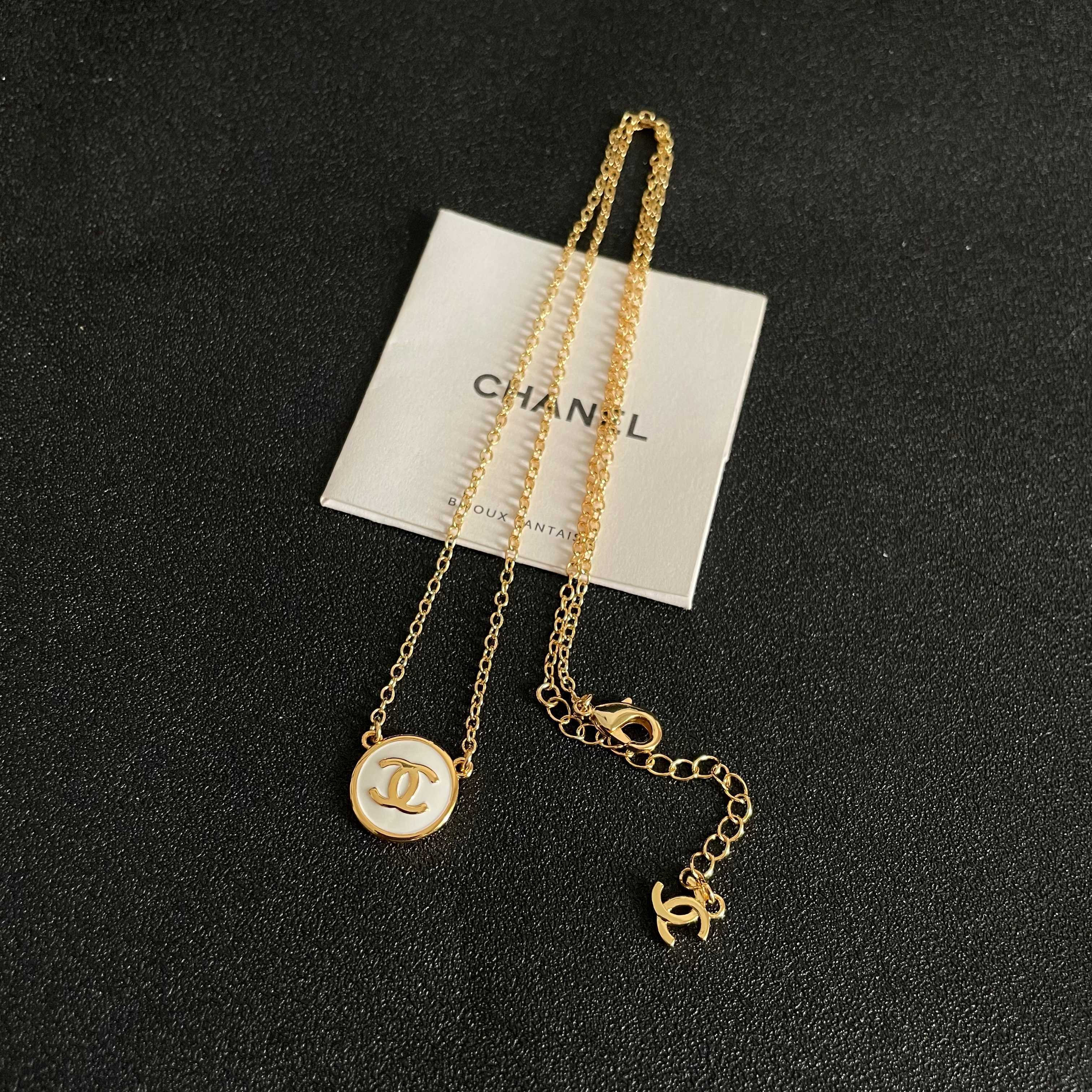  Chanel香奈儿 中古 项链👀小香家的款式真心无需多介绍😘🎶每一款都超好看，精致大方，非常显气质.