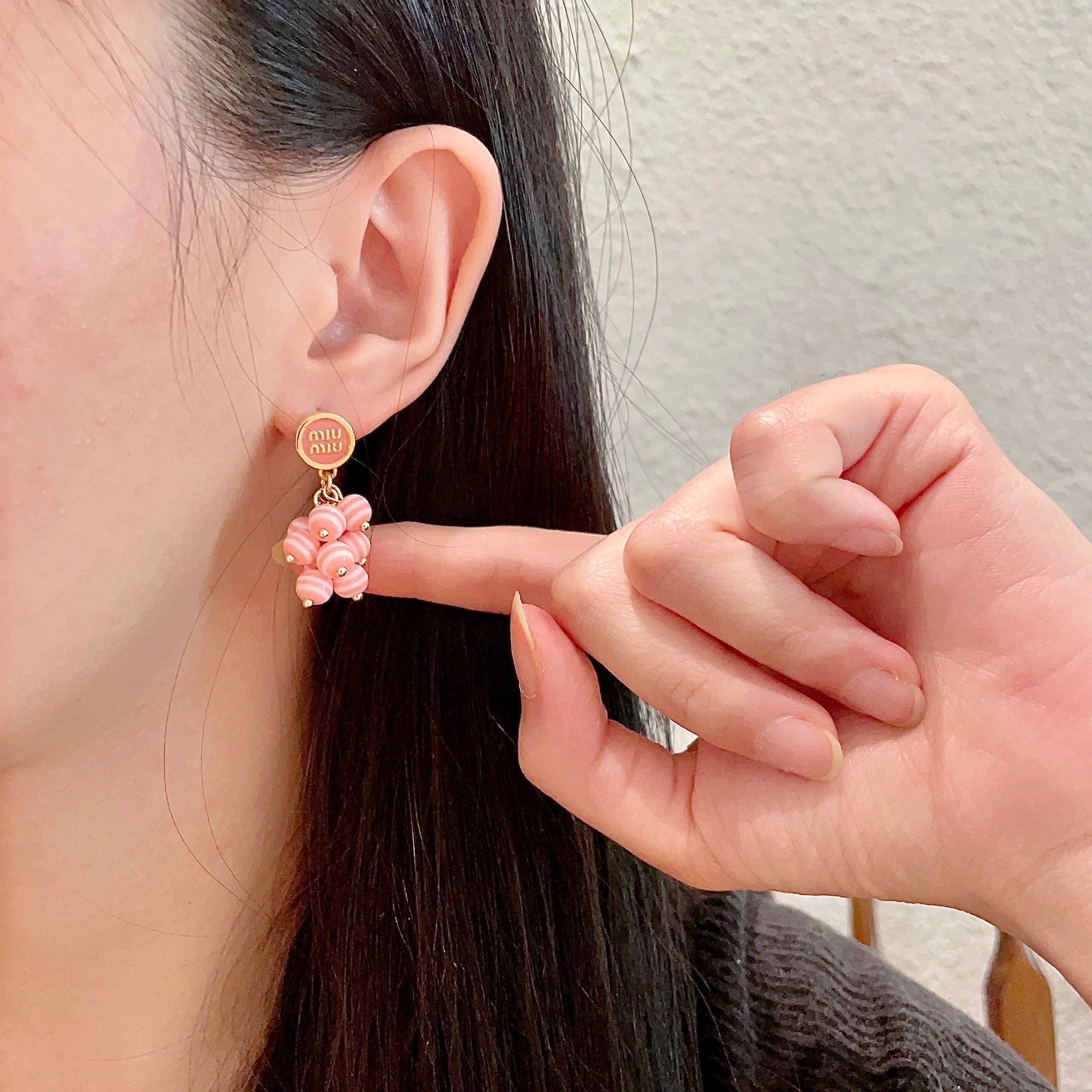  新款 缪缪（MIUMIU）字母设计耳钉👌😍就是小仙女 女神必备单品 非常有女人气质 超美耳环、个人非常