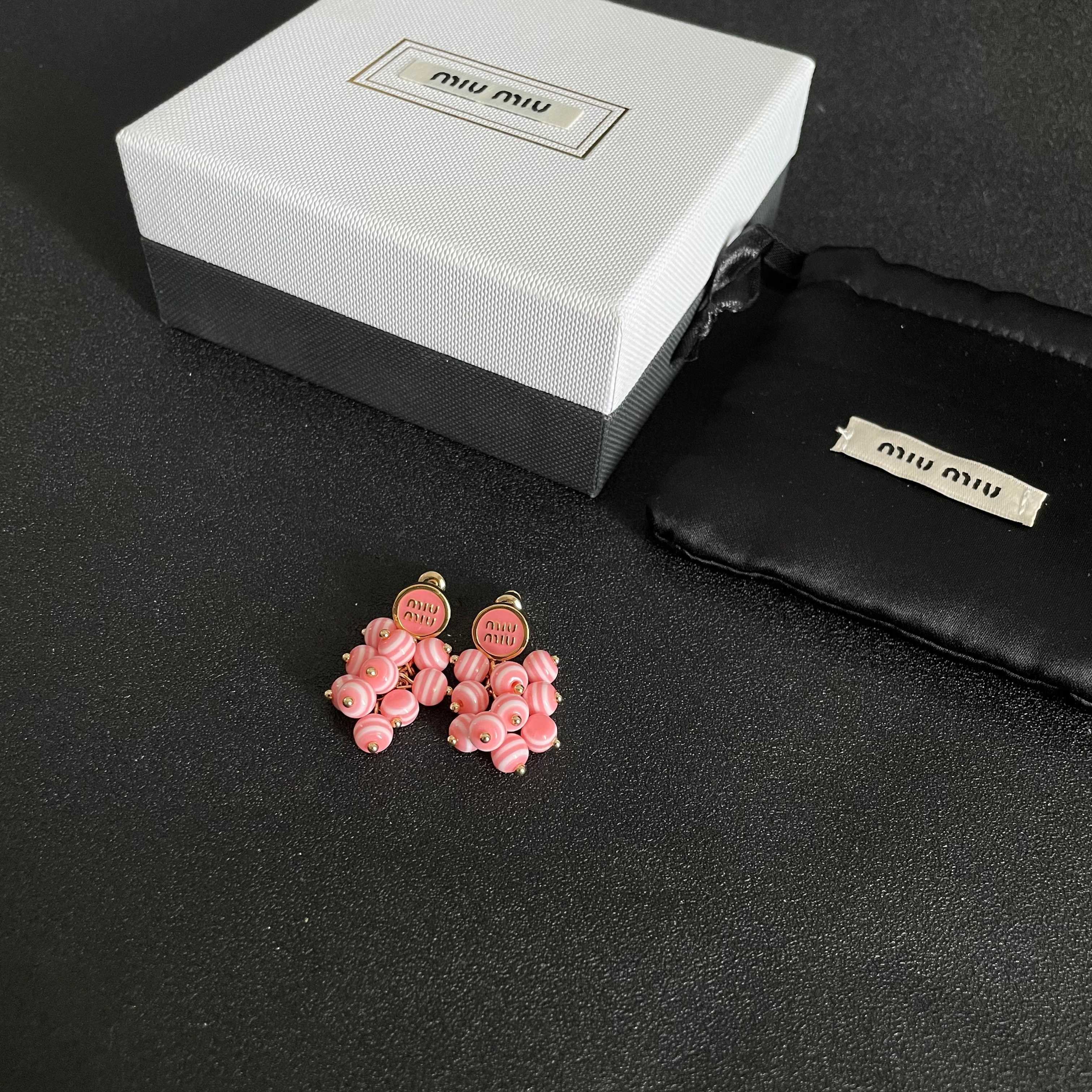  新款 缪缪（MIUMIU）字母设计耳钉👌😍就是小仙女 女神必备单品 非常有女人气质 超美耳环、个人非常