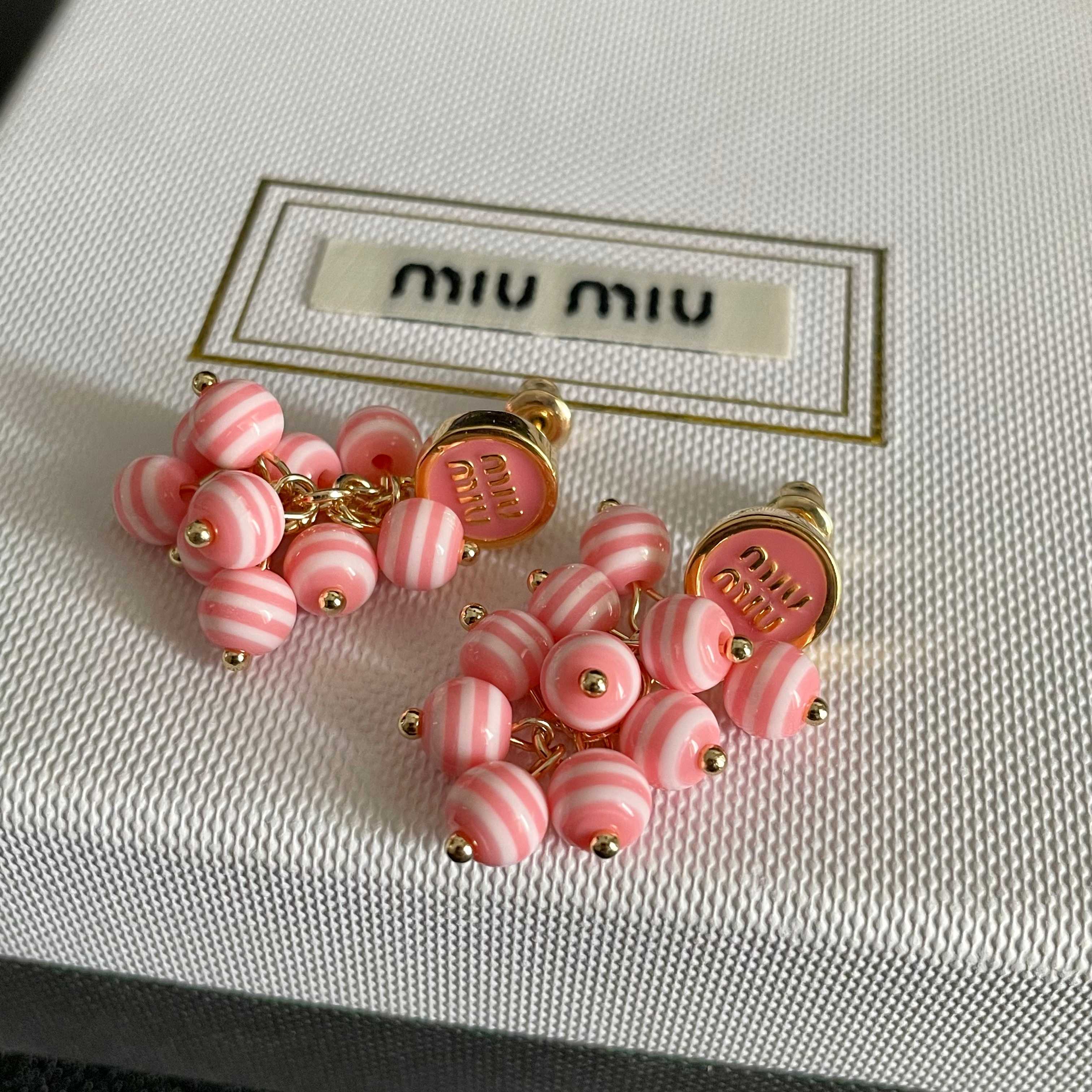  新款 缪缪（MIUMIU）字母设计耳钉👌😍就是小仙女 女神必备单品 非常有女人气质 超美耳环、个人非常