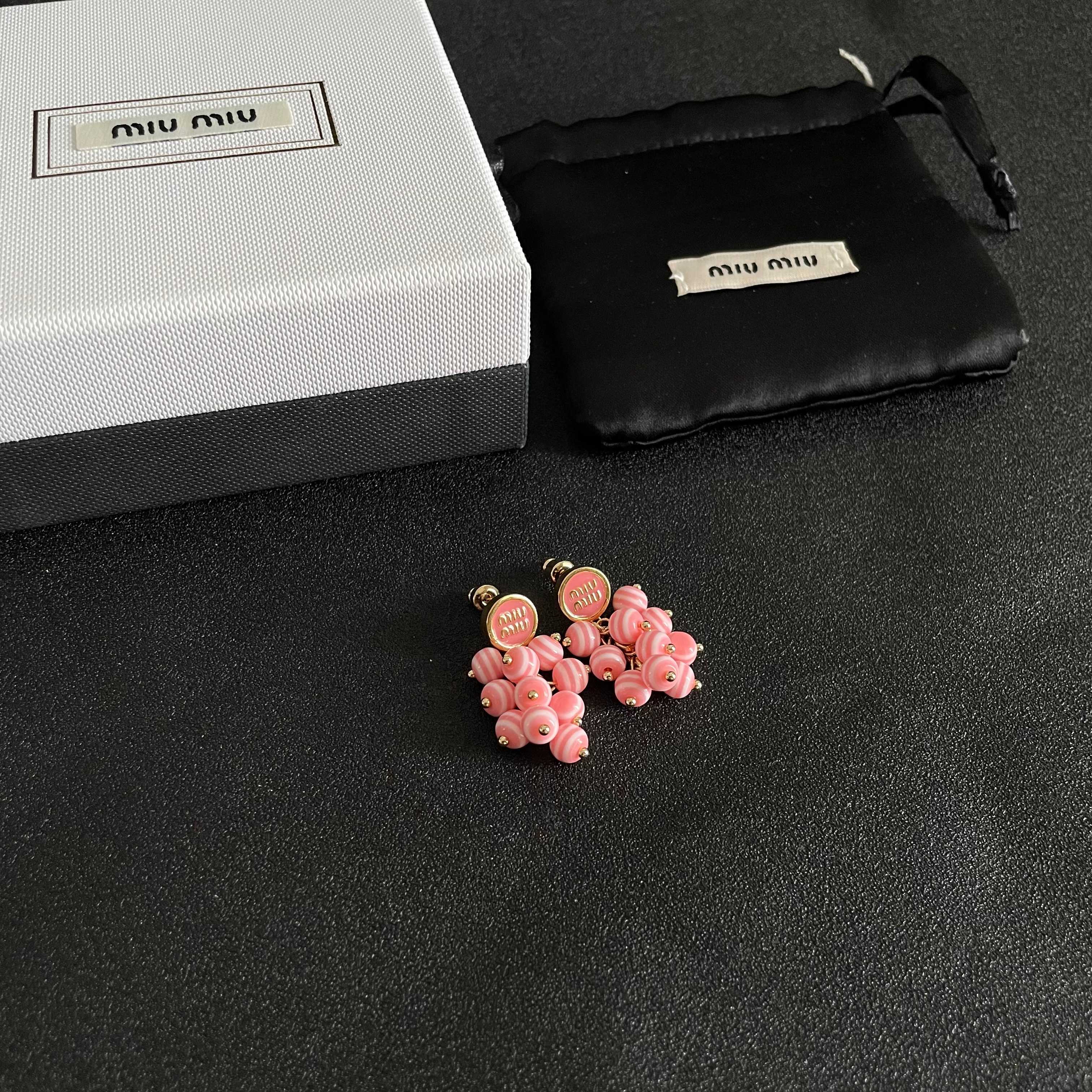  新款 缪缪（MIUMIU）字母设计耳钉👌😍就是小仙女 女神必备单品 非常有女人气质 超美耳环、个人非常