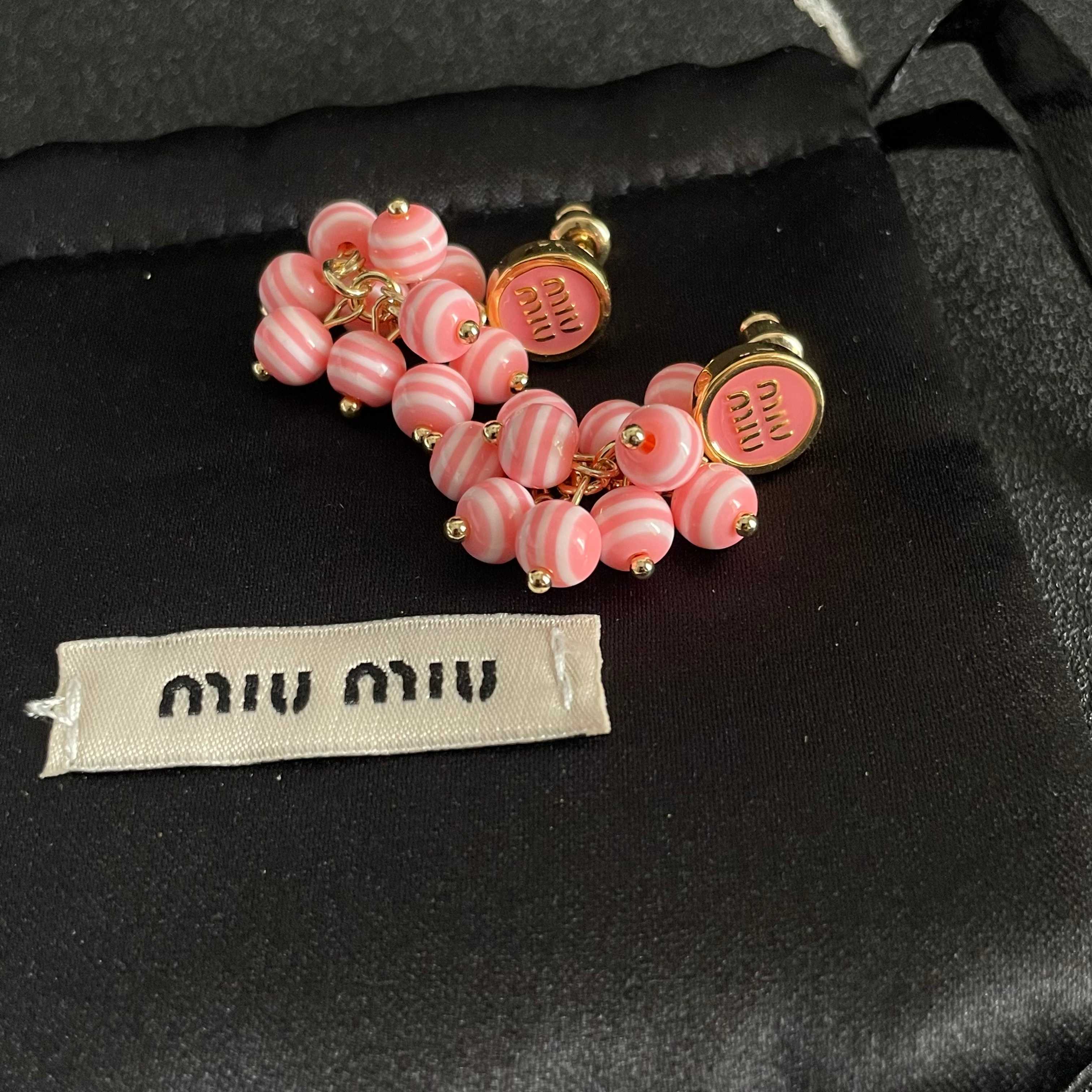 新款 缪缪（MIUMIU）字母设计耳钉👌😍就是小仙女 女神必备单品 非常有女人气质 超美耳环、个人非常