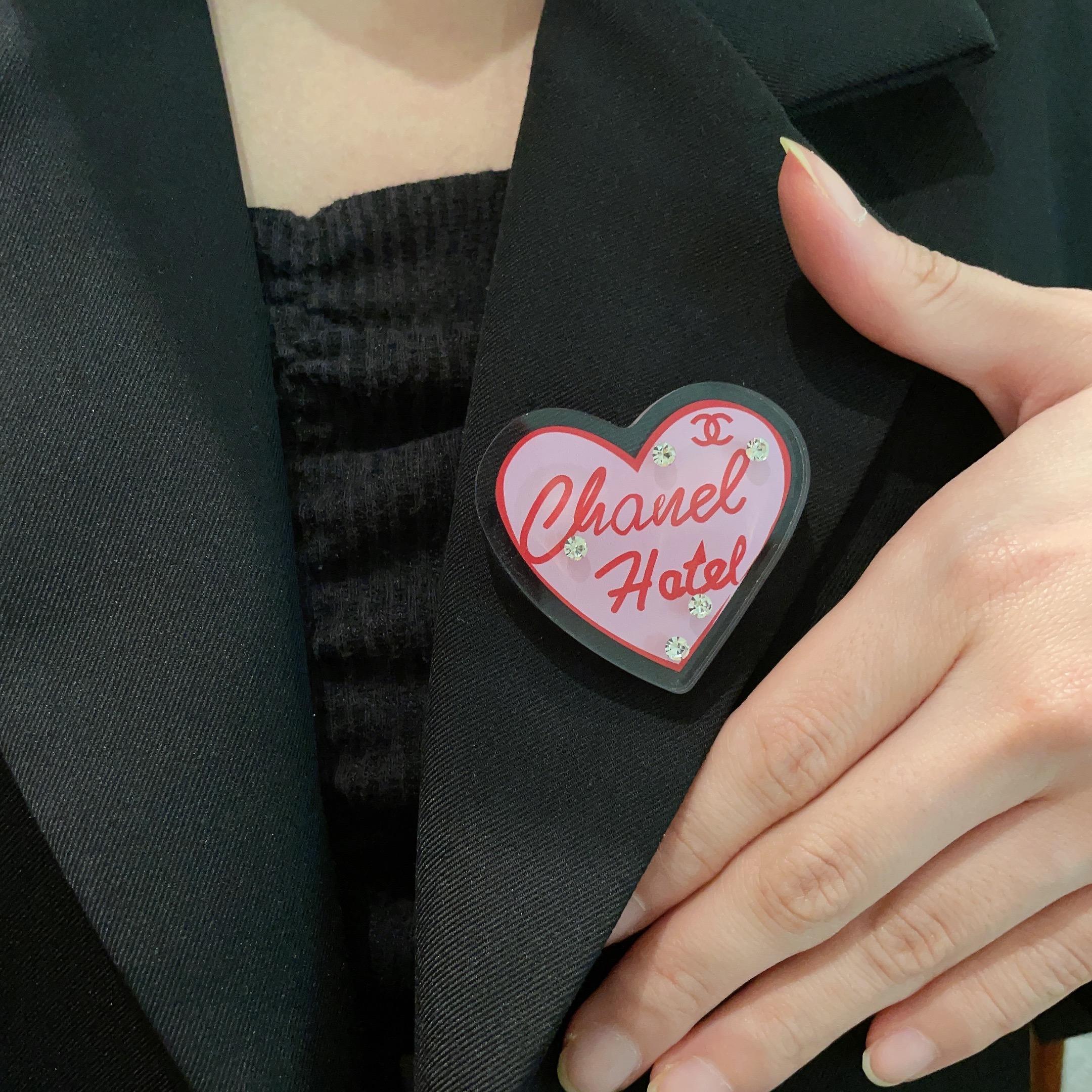  CHANEL🇫🇷小香 专柜新款同步上新香奈儿胸针，是最懂女人的饰物。那些倾注了全部心血去做自己的女人，