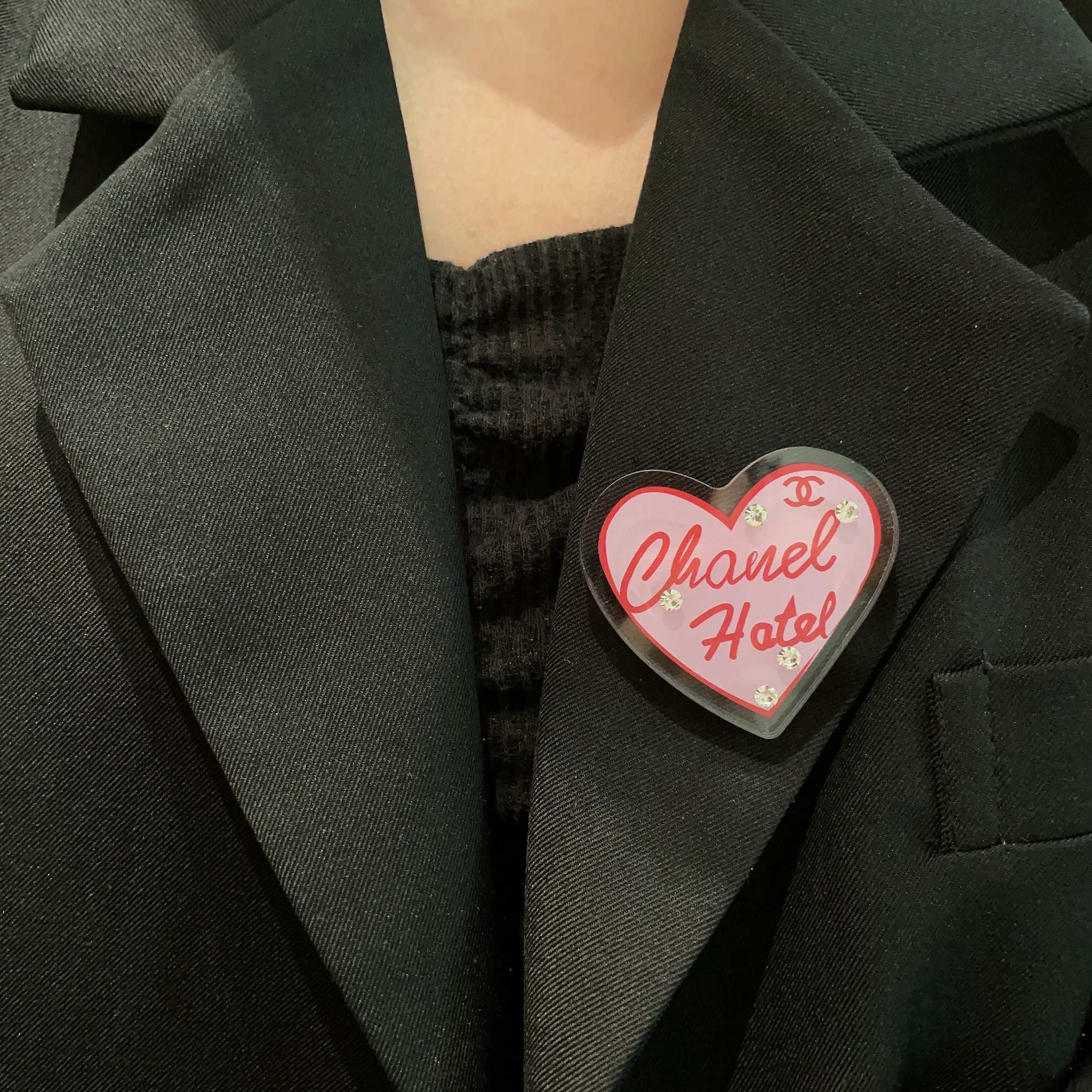  CHANEL🇫🇷小香 专柜新款同步上新香奈儿胸针，是最懂女人的饰物。那些倾注了全部心血去做自己的女人，