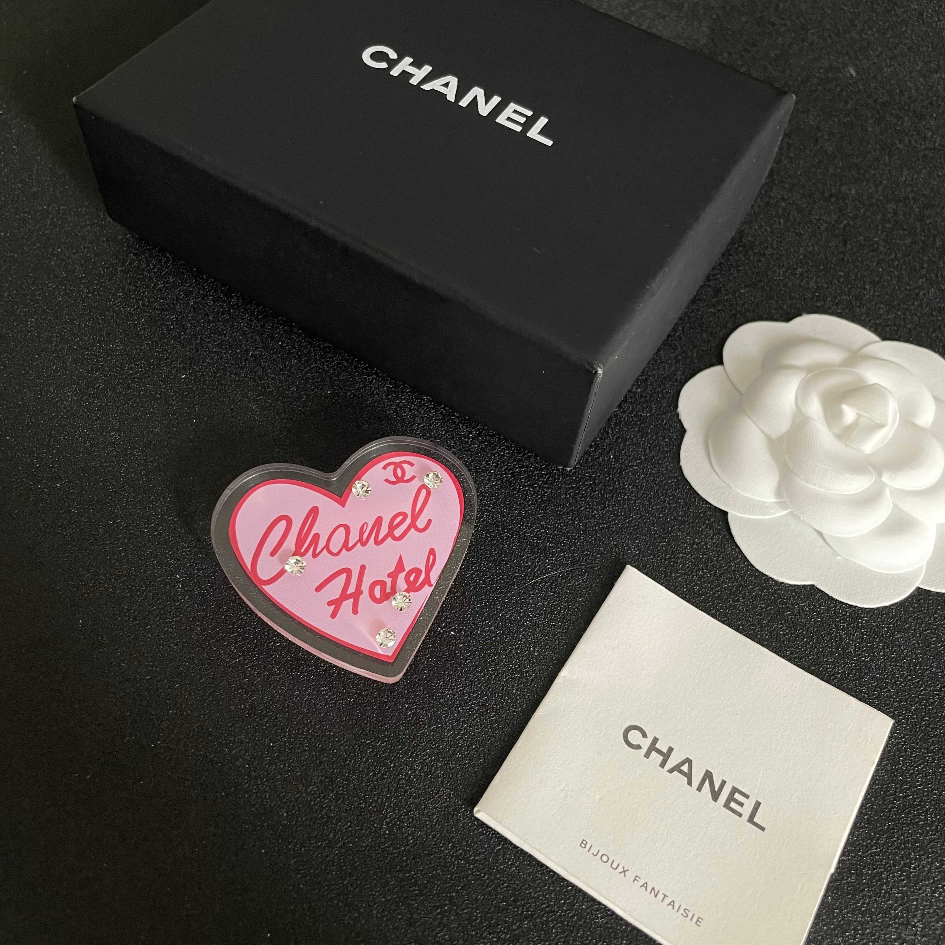  CHANEL🇫🇷小香 专柜新款同步上新香奈儿胸针，是最懂女人的饰物。那些倾注了全部心血去做自己的女人，