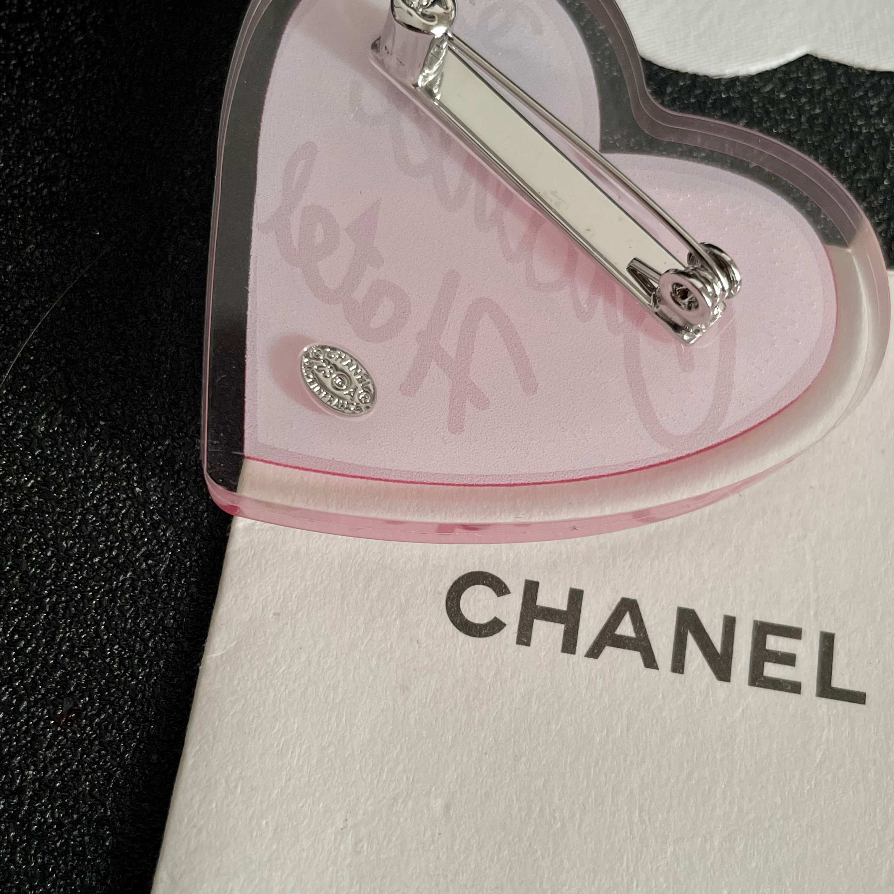  CHANEL🇫🇷小香 专柜新款同步上新香奈儿胸针，是最懂女人的饰物。那些倾注了全部心血去做自己的女人，