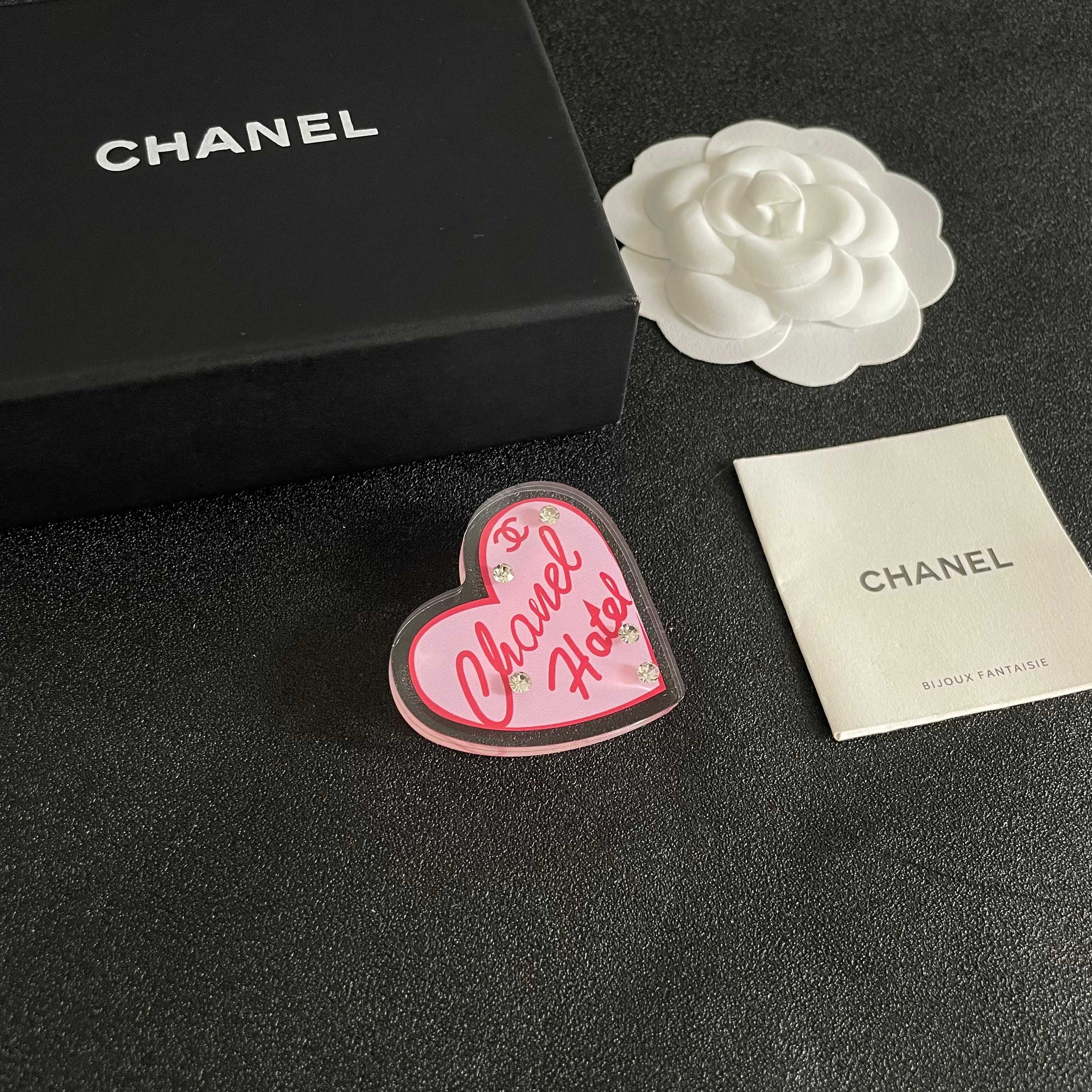  CHANEL🇫🇷小香 专柜新款同步上新香奈儿胸针，是最懂女人的饰物。那些倾注了全部心血去做自己的女人，