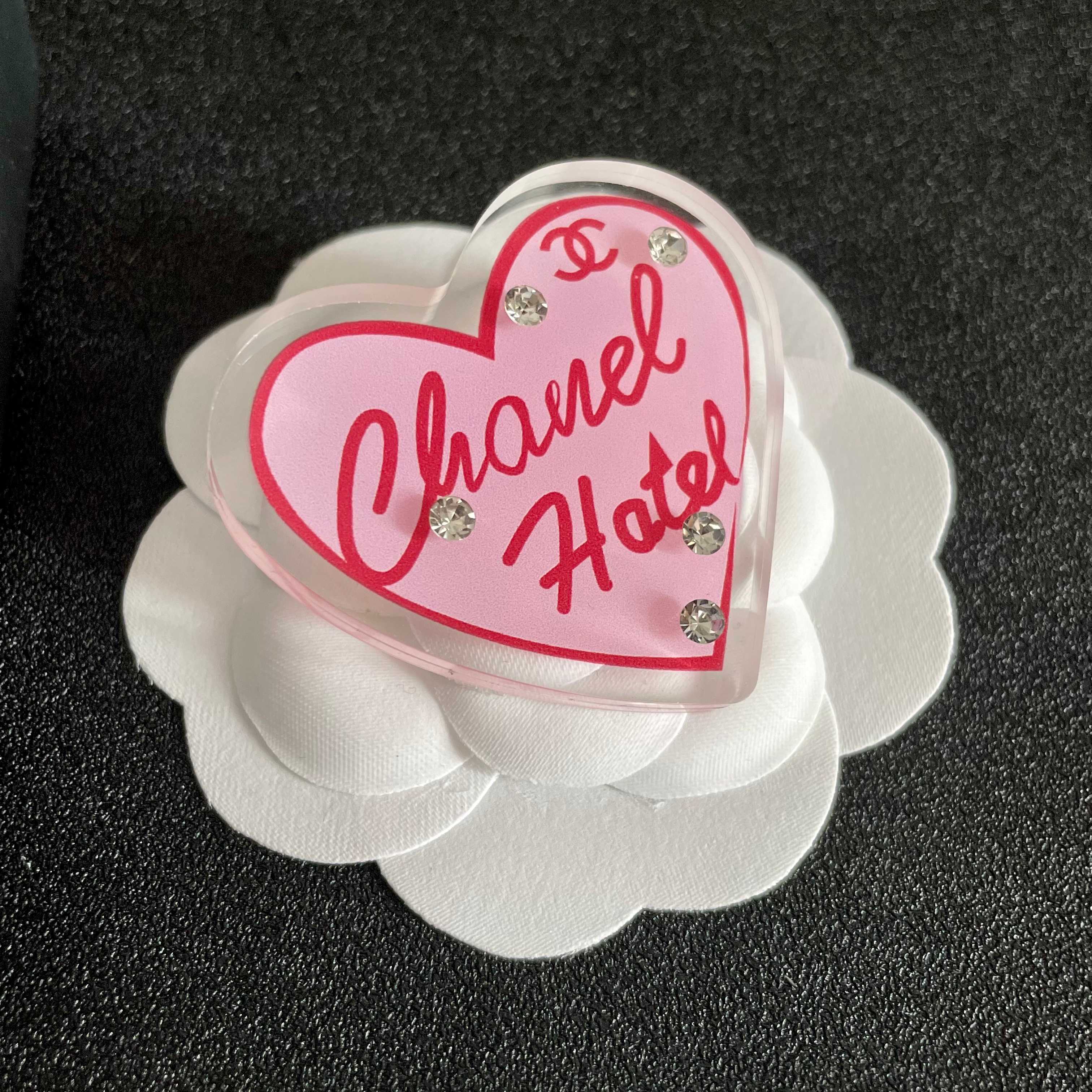  CHANEL🇫🇷小香 专柜新款同步上新香奈儿胸针，是最懂女人的饰物。那些倾注了全部心血去做自己的女人，