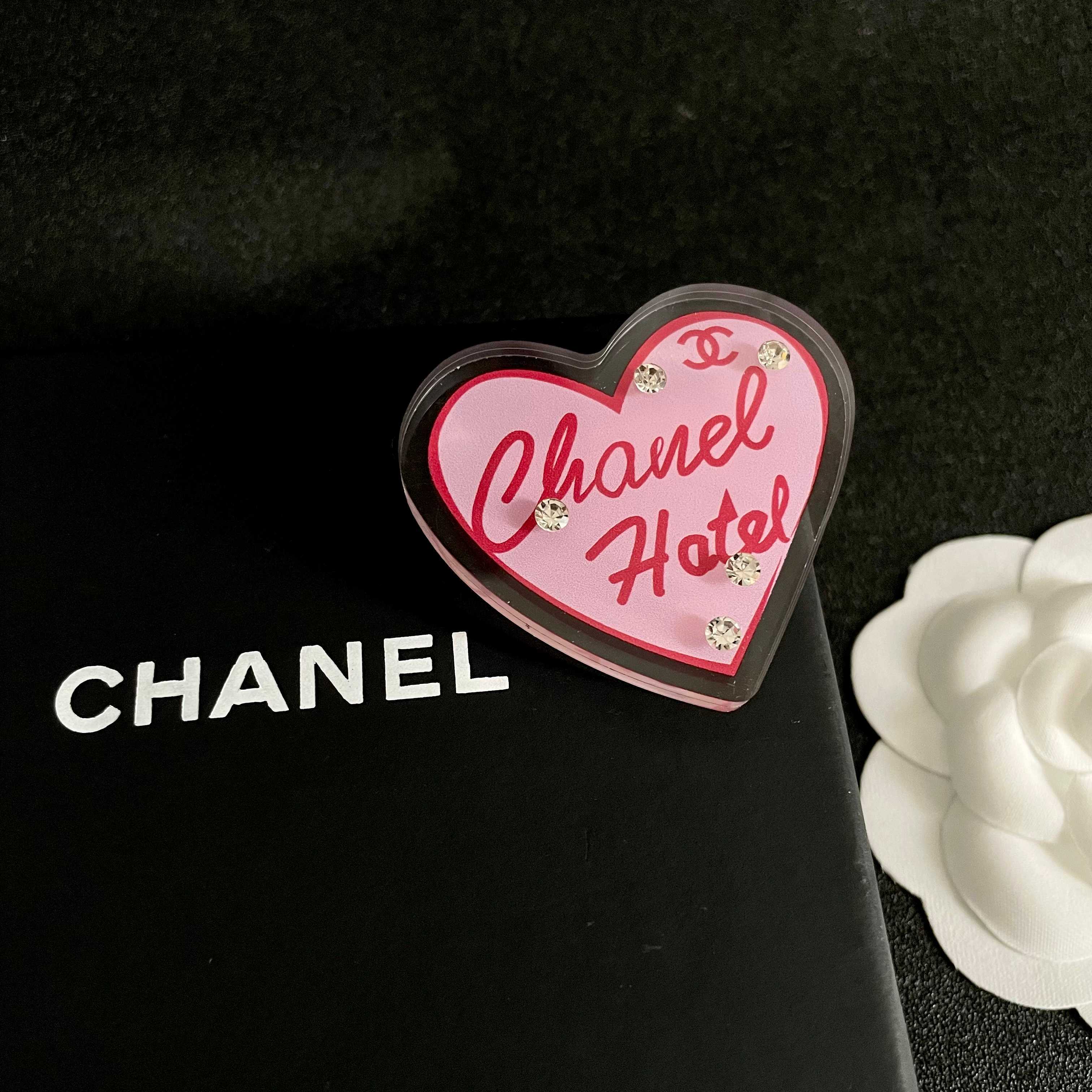 CHANEL🇫🇷小香 专柜新款同步上新香奈儿胸针，是最懂女人的饰物。那些倾注了全部心血去做自己的女人，