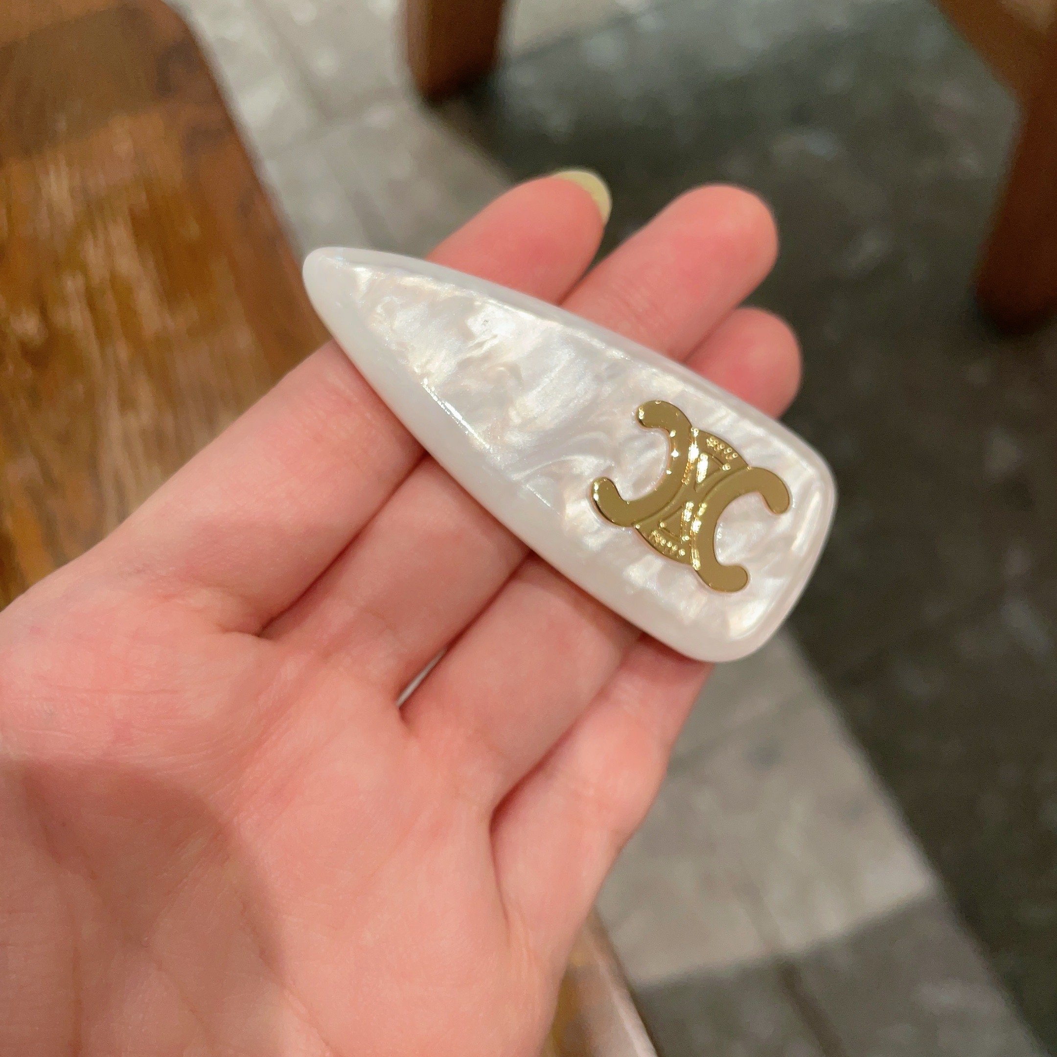  Celine 赛琳发夹 ™ 一直是简约时尚界的标杆大胆的设计 百看不厌▪️搭配起来更Fashion ✨