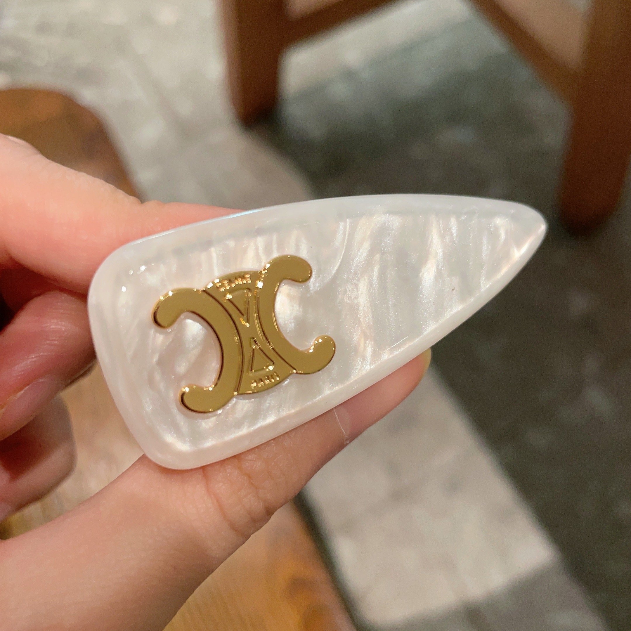  Celine 赛琳发夹 ™ 一直是简约时尚界的标杆大胆的设计 百看不厌▪️搭配起来更Fashion ✨