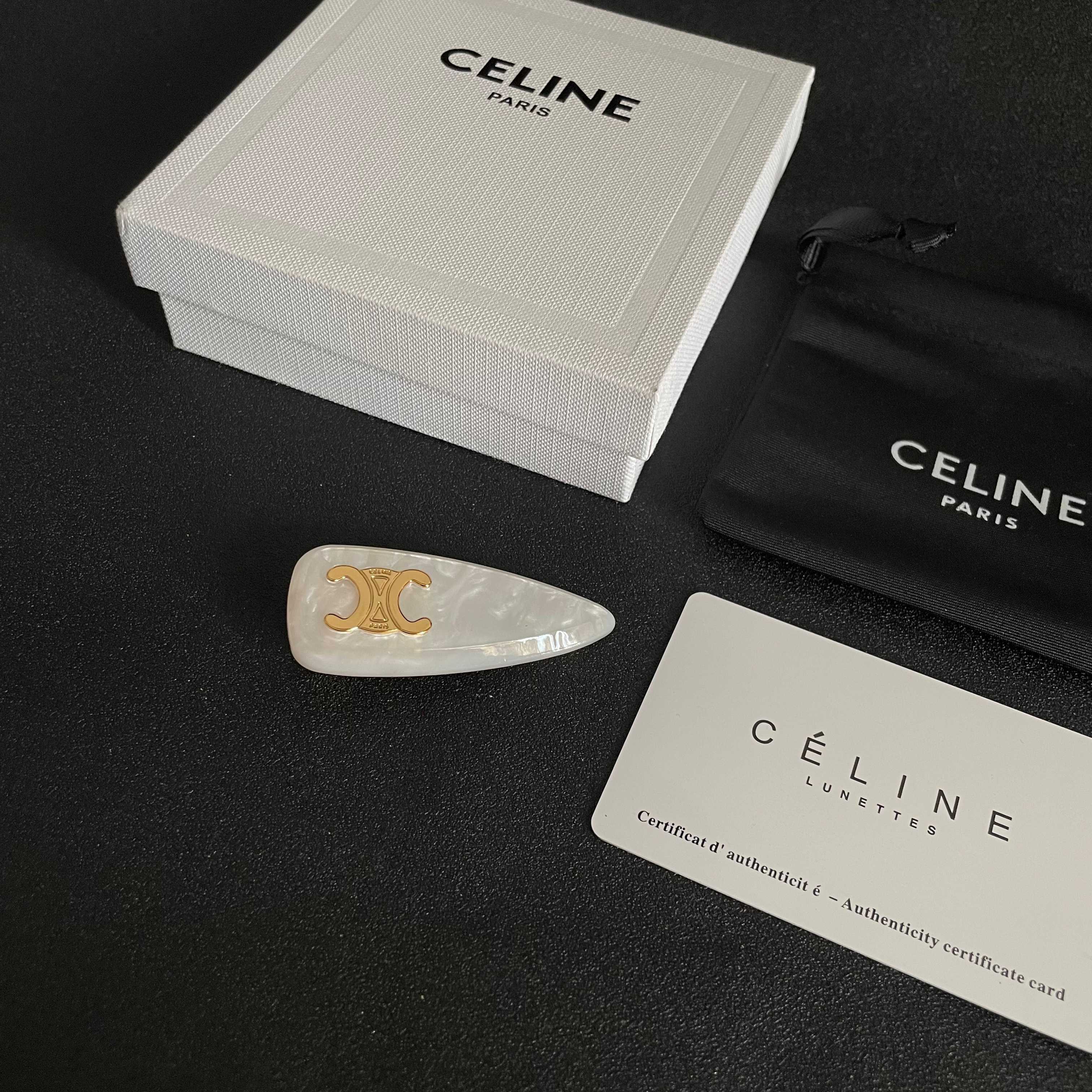  Celine 赛琳发夹 ™ 一直是简约时尚界的标杆大胆的设计 百看不厌▪️搭配起来更Fashion ✨