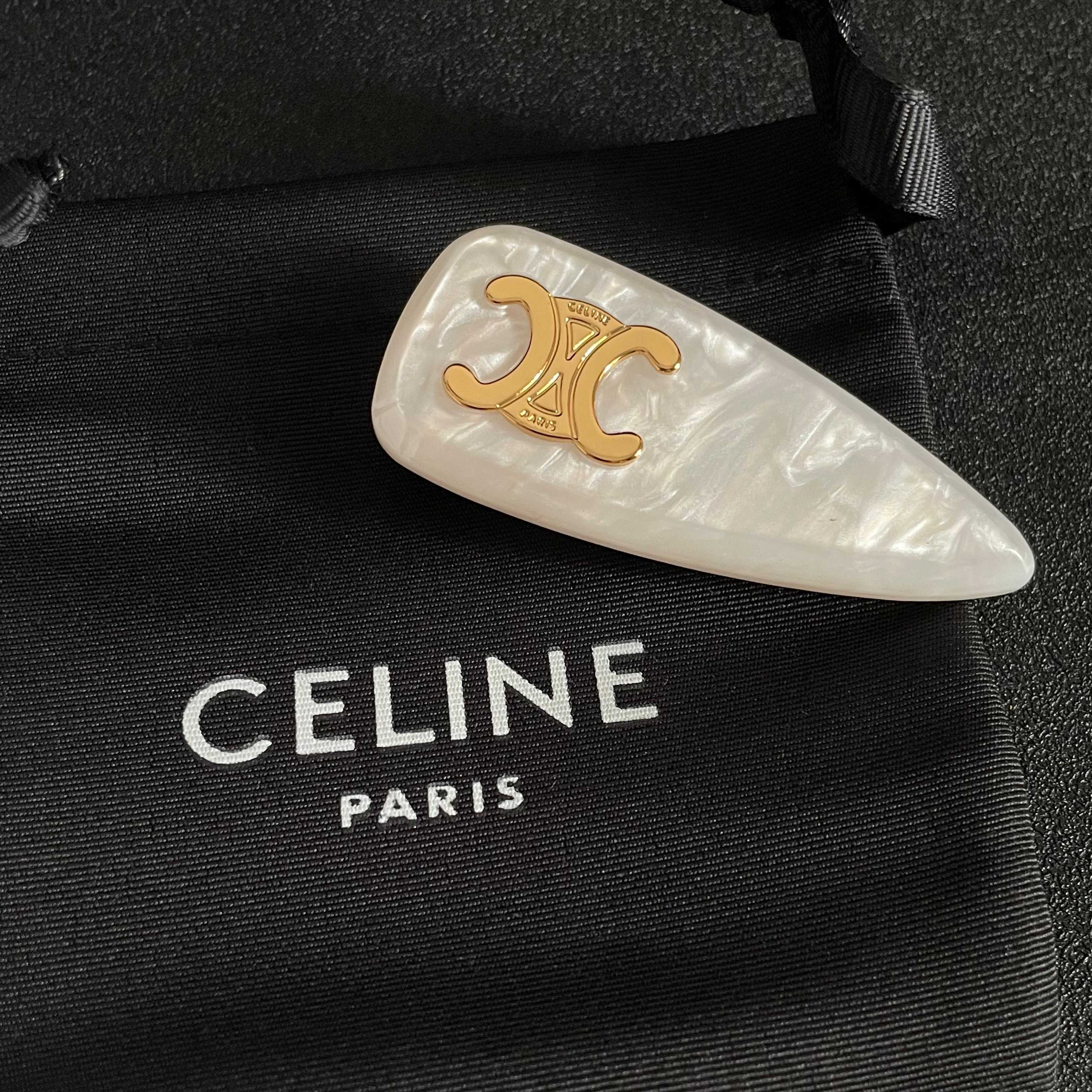  Celine 赛琳发夹 ™ 一直是简约时尚界的标杆大胆的设计 百看不厌▪️搭配起来更Fashion ✨