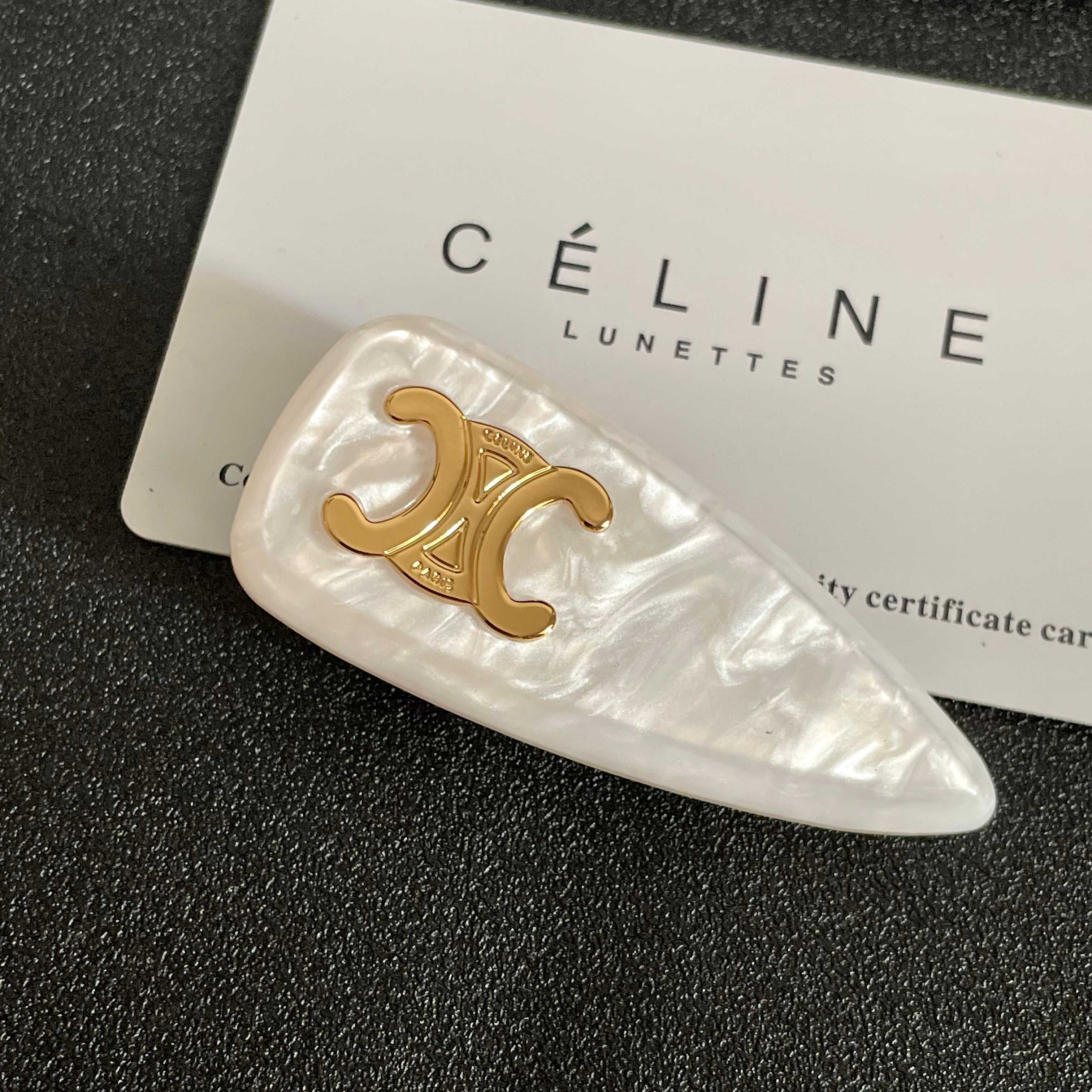  Celine 赛琳发夹 ™ 一直是简约时尚界的标杆大胆的设计 百看不厌▪️搭配起来更Fashion ✨