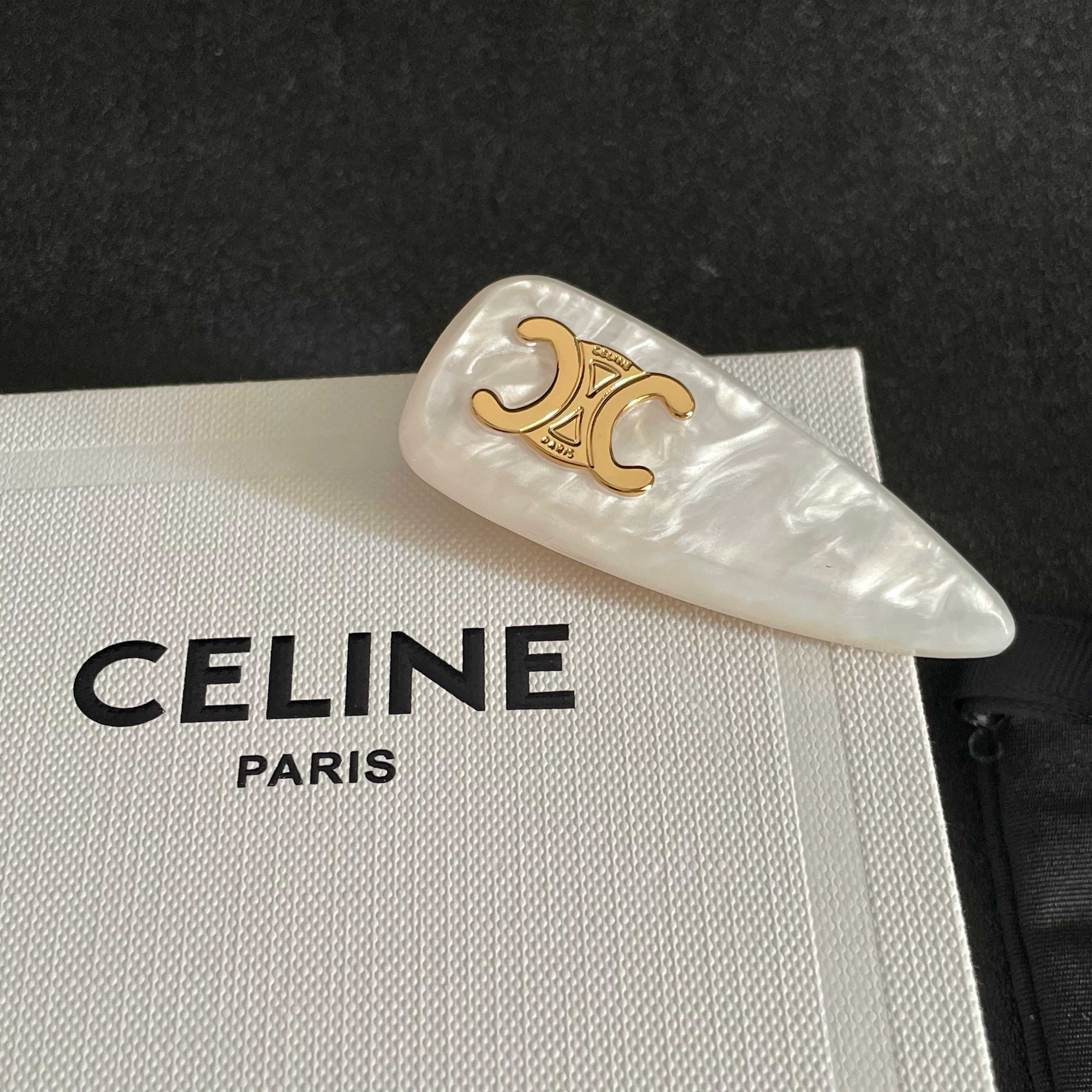  Celine 赛琳发夹 ™ 一直是简约时尚界的标杆大胆的设计 百看不厌▪️搭配起来更Fashion ✨