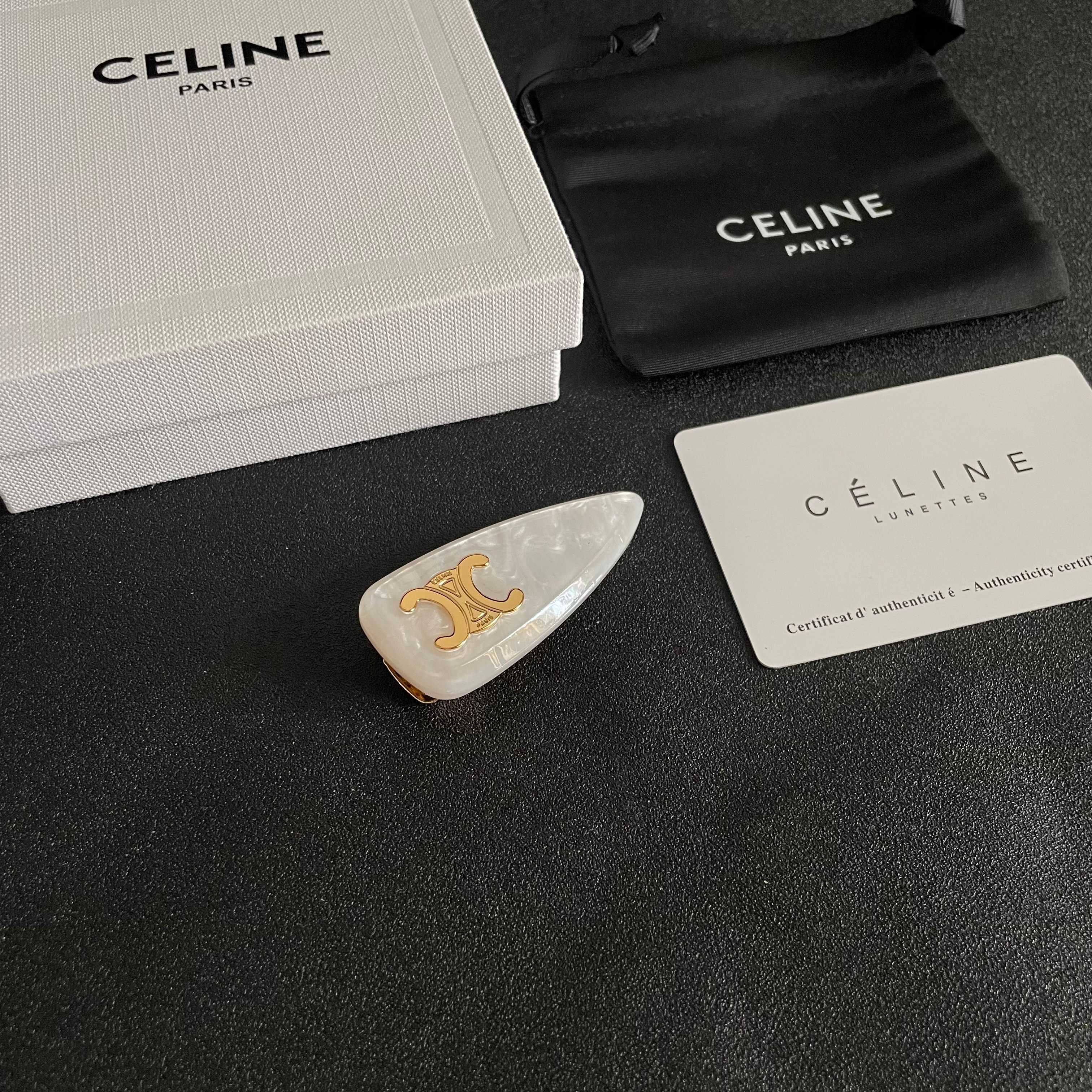  Celine 赛琳发夹 ™ 一直是简约时尚界的标杆大胆的设计 百看不厌▪️搭配起来更Fashion ✨