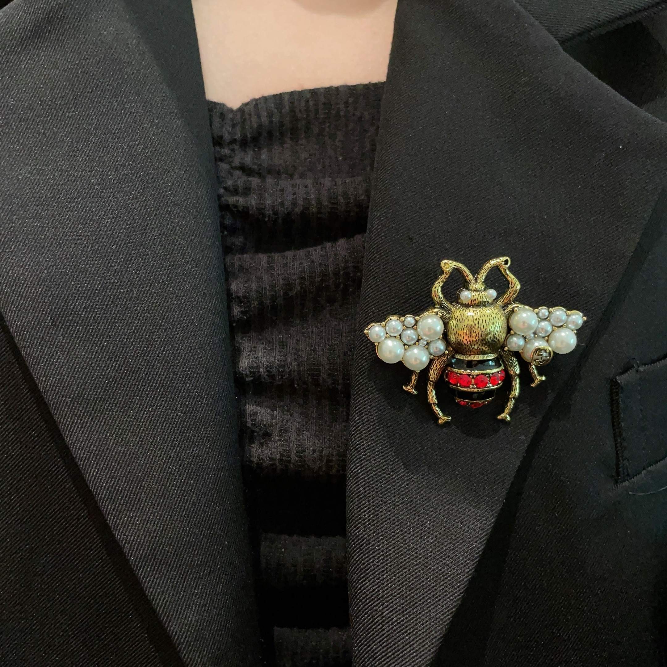 💄古驰Gucci专柜新款同步上新胸针，是最懂女人的饰物。那些倾注了全部心血去做自己的女人，往往更珍惜胸针